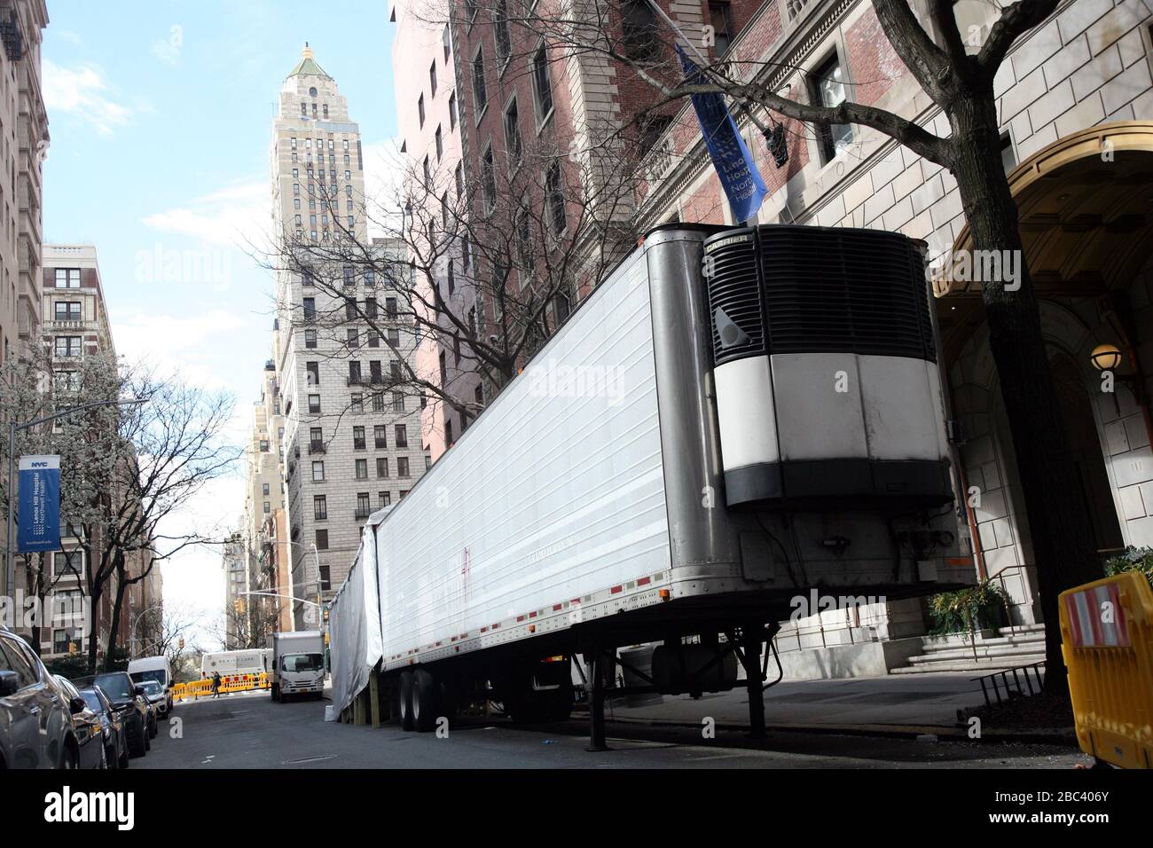 New York City, New York, USA. April 2020. Ein Kühlwagen, der als provisorischer Leichenwagen verwendet werden soll, steht im Stand-by in einem überforderten Lennox Hill Hospital auf Manhattans East-side. Kredit: G. Ronald Lopez/ZUMA Wire/Alamy Live News Stockfoto