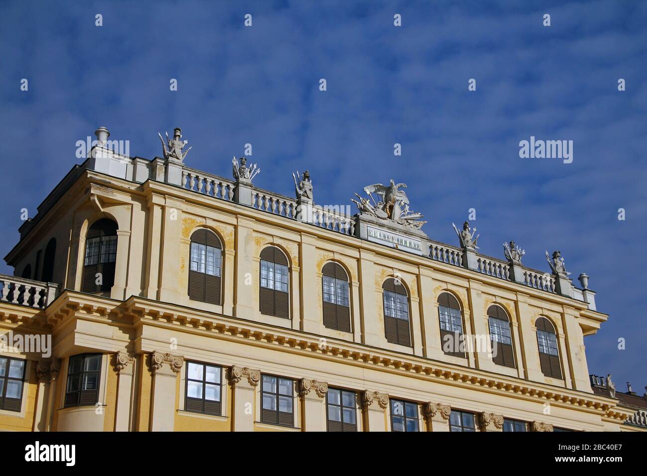 Detail Schloss Schönbrunn mit Wolken in Wien Stockfoto