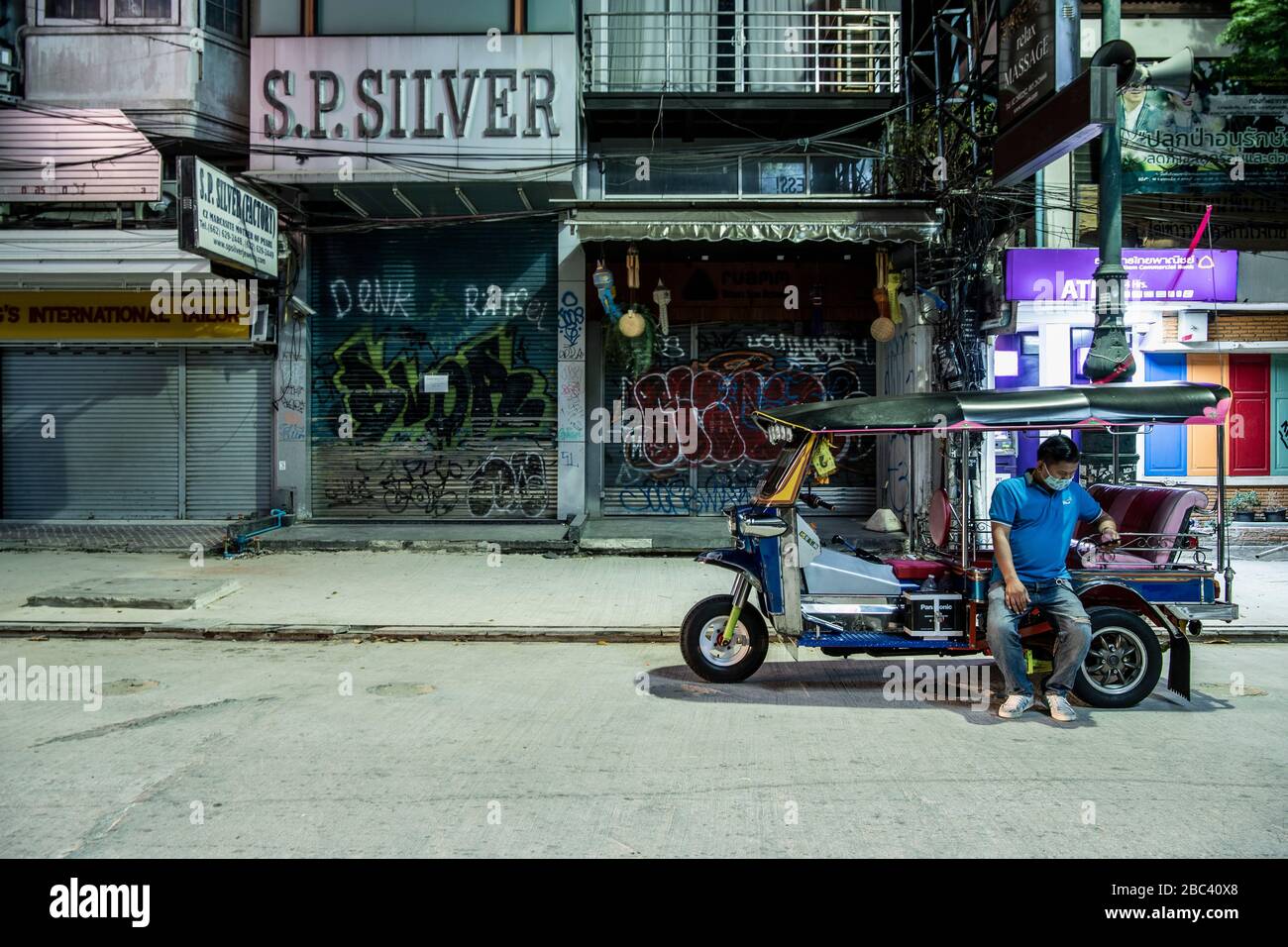 Tuk Tuk Fahrer auf der menschenleeren Khaosan Road in Bangkok während Covid 19 Stockfoto