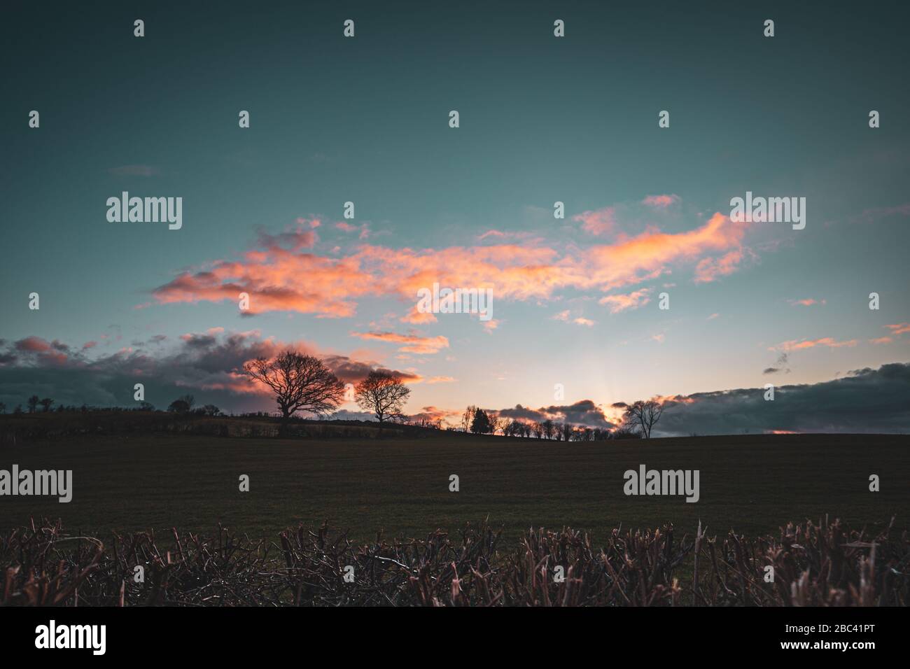 Bunte Wolken bei Sonnenuntergang über den Bauernfeldern von Shropshire in Großbritannien Stockfoto