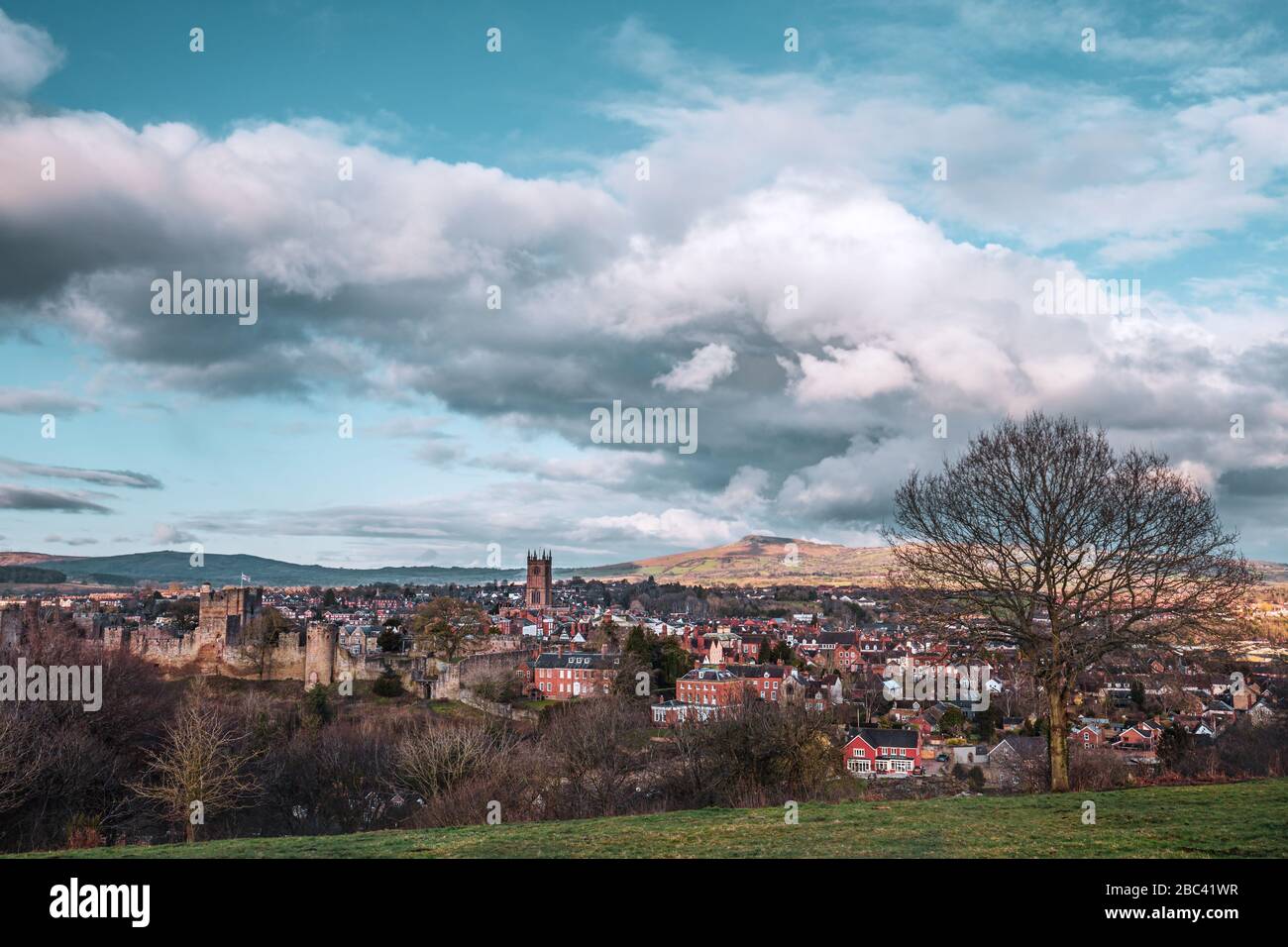 Verregnete Wolken über Ludlow Blick von Whitcliffe Anfang Frühjahr in Shropshire, Großbritannien Stockfoto