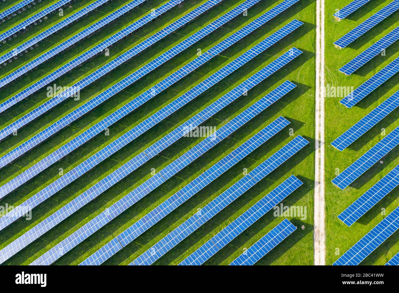 Luftbild oben über dem Feld der Solarpaneele Stockfoto