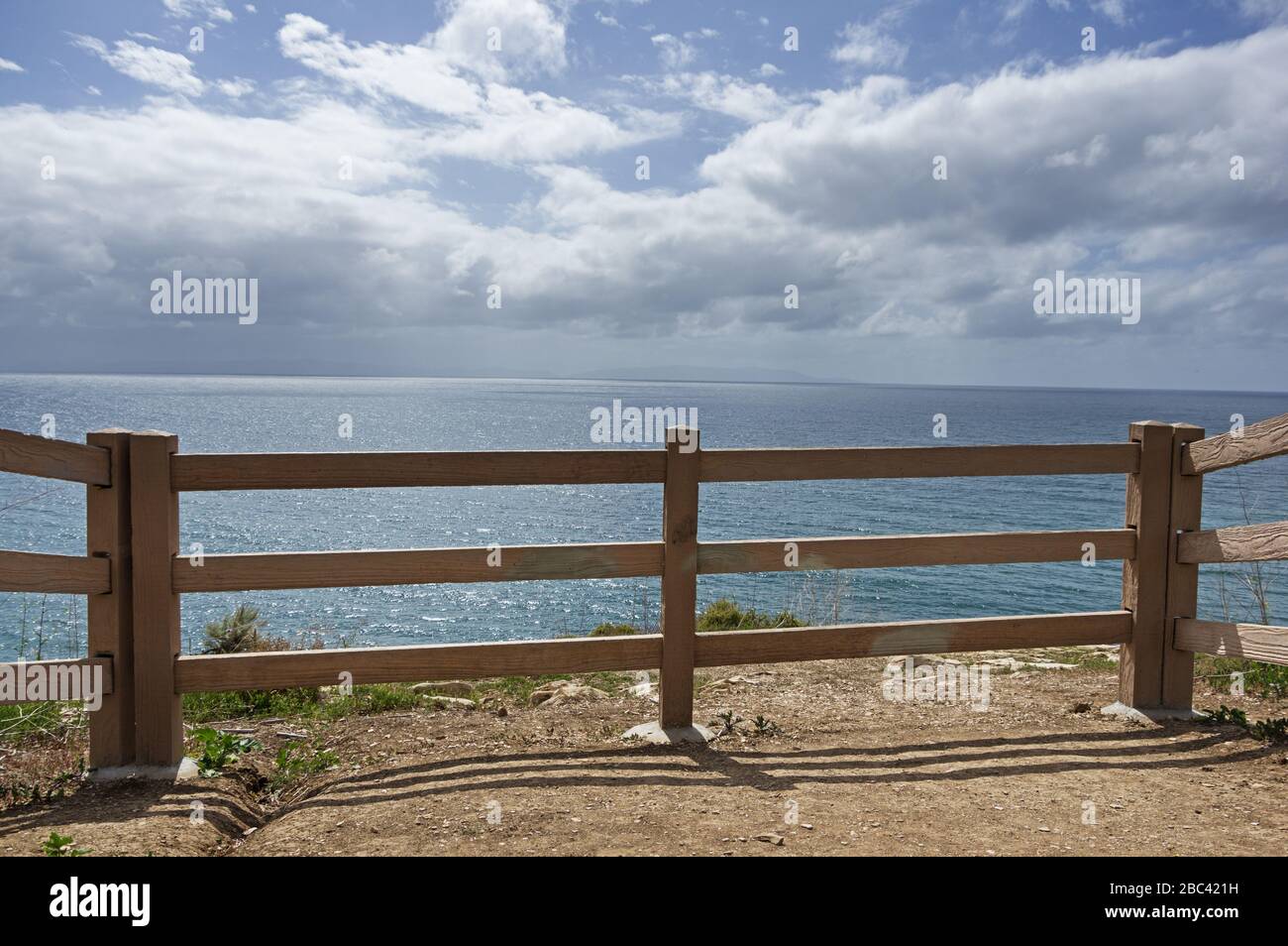 Blick auf den leeren Pazifischen Ozean im Süden Kaliforniens mit Zaun Stockfoto