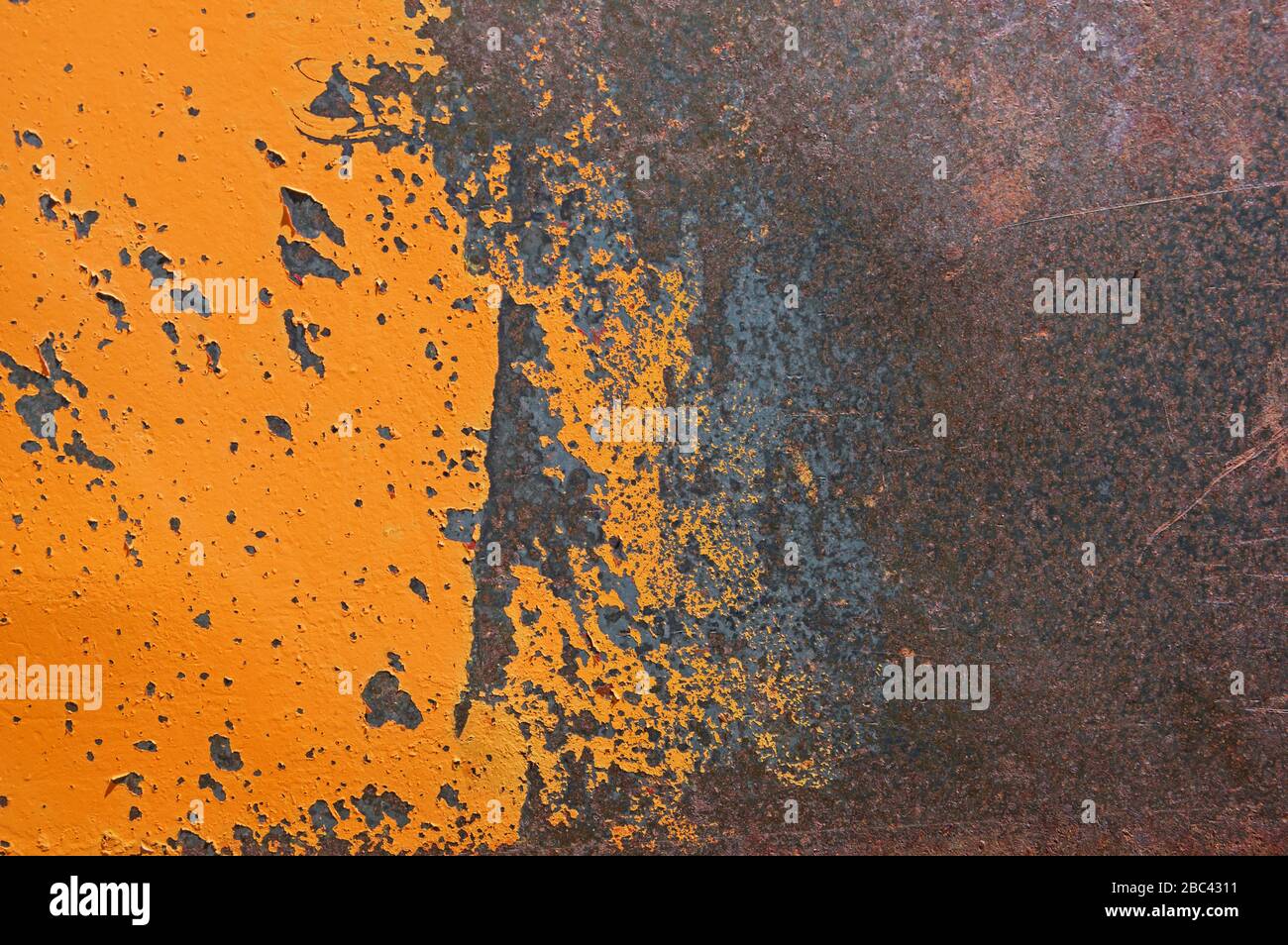 Geschälte und verkratzte gelb lackierte alte rostige Metallhintergrund Stockfoto