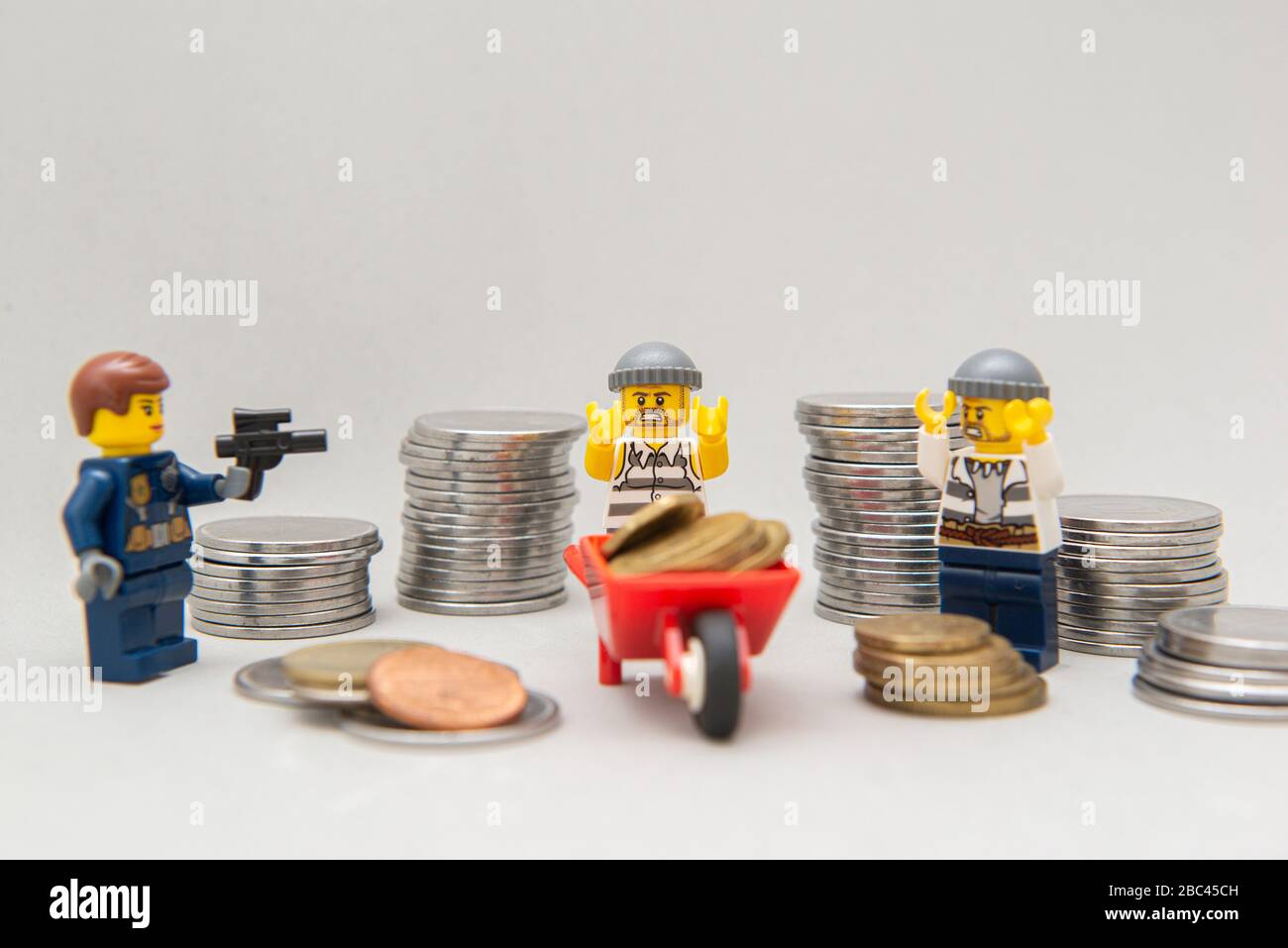 Florianopolis, Brasilien, 28. März 2020: Banditen mit den Händen werden von der Polizei festgenommen. LEGO-Miniaturen werden von der Lego Group hergestellt. Stockfoto