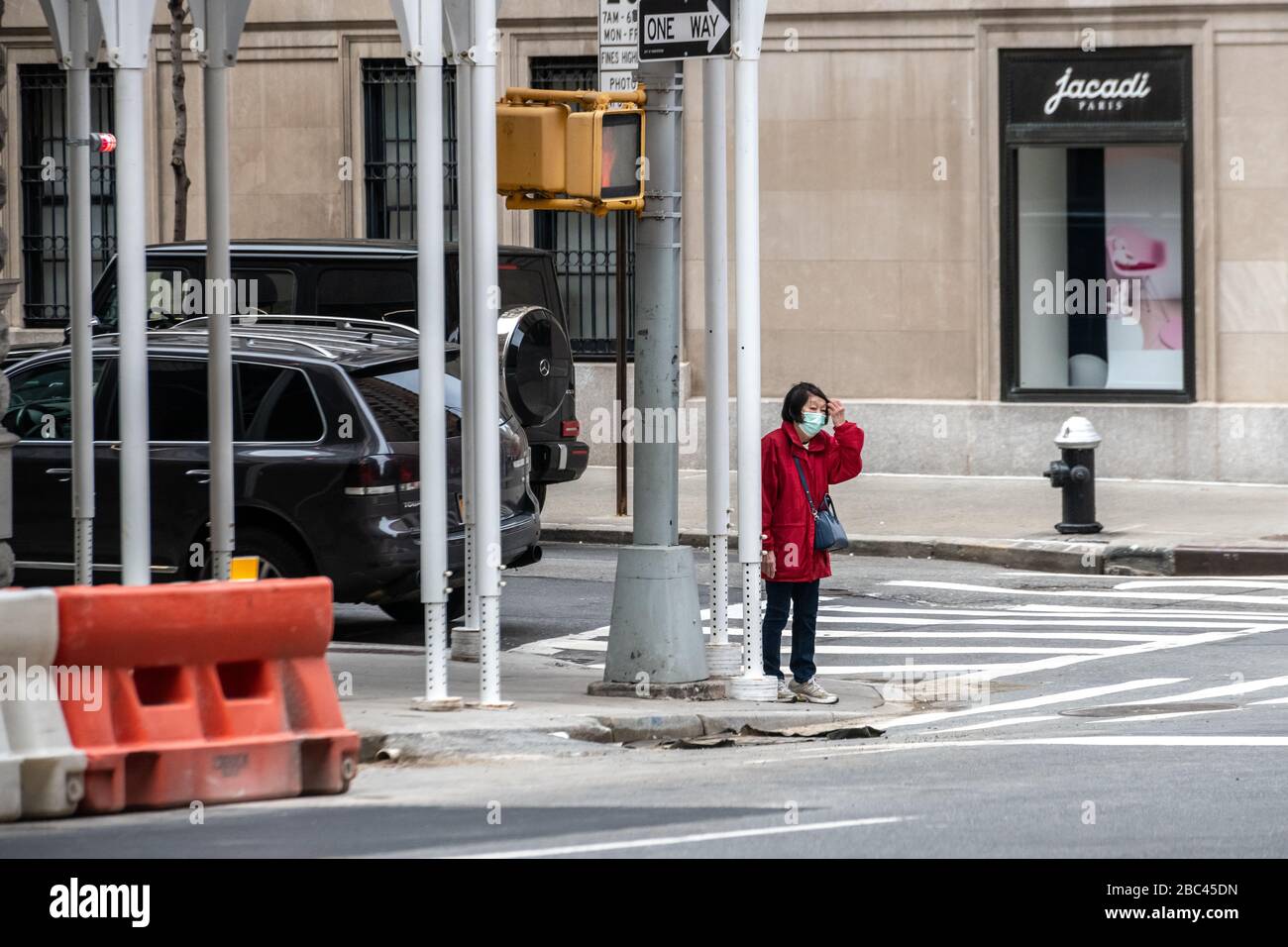 New York, USA. April 2020. Eine Frau trägt eine Gesichtsmaske, als sie in New York City spaziert. Heute sagte die Regierung, dass Newyorkers ihre Gesichter bedecken sollten, wenn sie nach draußen gehen, um eine Ausbreitung des Coronavirus zu verhindern. Kredit: Enrique Shore/Alamy Live News Stockfoto