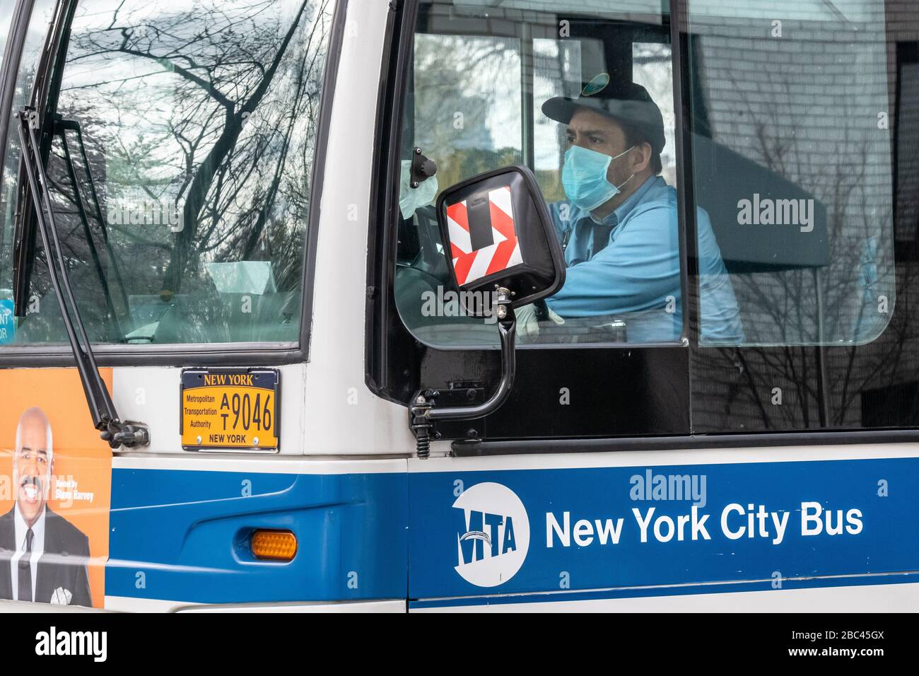 New York, USA. April 2020. Ein öffentlicher Busfahrer trägt während der Fahrt in New York City eine Gesichtsmaske. Heute sagte die Regierung, dass Newyorkers ihre Gesichter bedecken sollten, wenn sie nach draußen gehen, um eine Ausbreitung des Coronavirus zu verhindern. Kredit: Enrique Shore/Alamy Live News Stockfoto