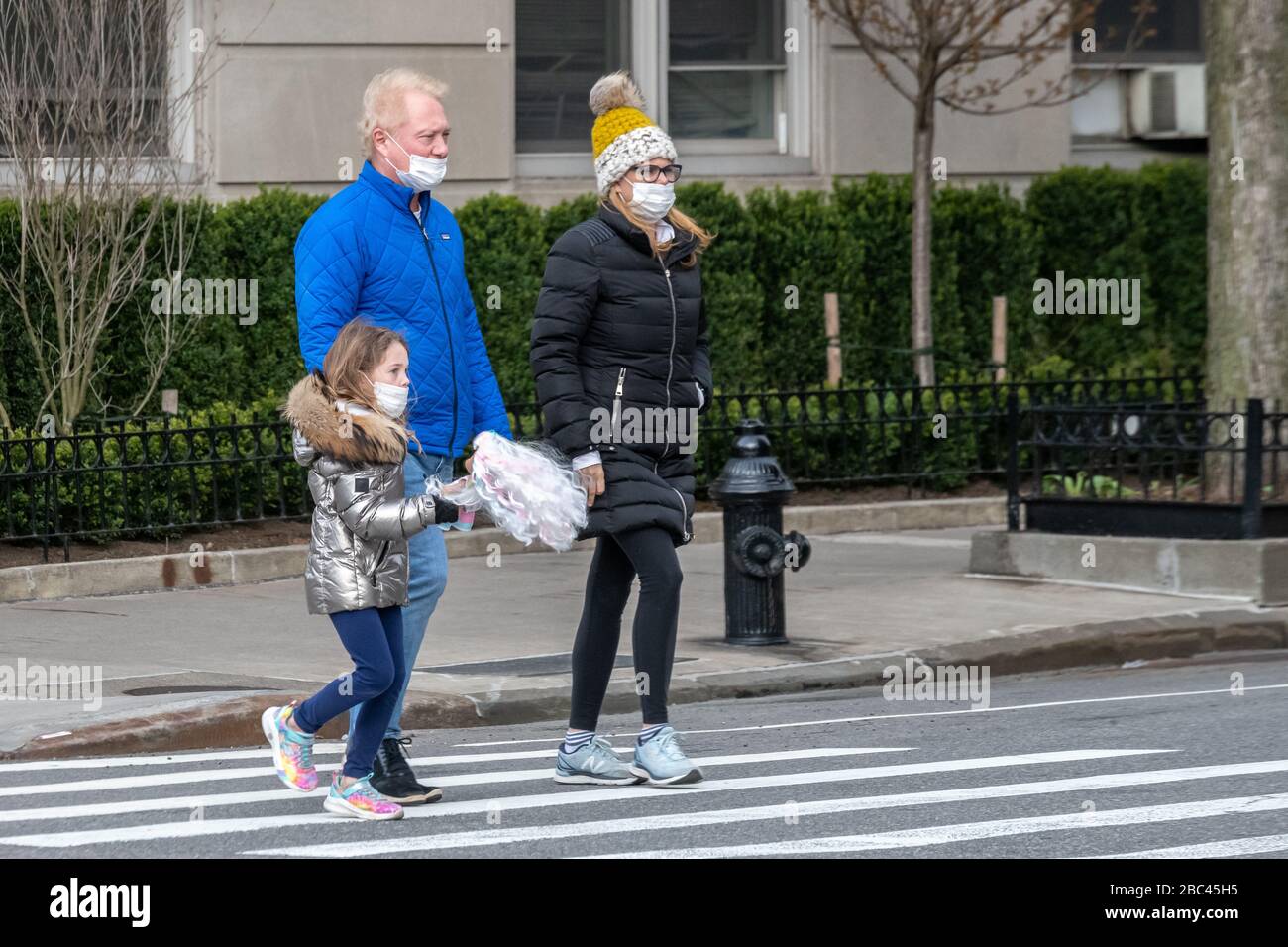 New York, USA. April 2020. Eine Familie trägt Gesichtsmasken, während sie zu einem Spaziergang in New York City gehen. Heute sagte die Regierung, dass Newyorkers ihre Gesichter bedecken sollten, wenn sie nach draußen gehen, um eine Ausbreitung des Coronavirus zu verhindern. Kredit: Enrique Shore/Alamy Live News Stockfoto