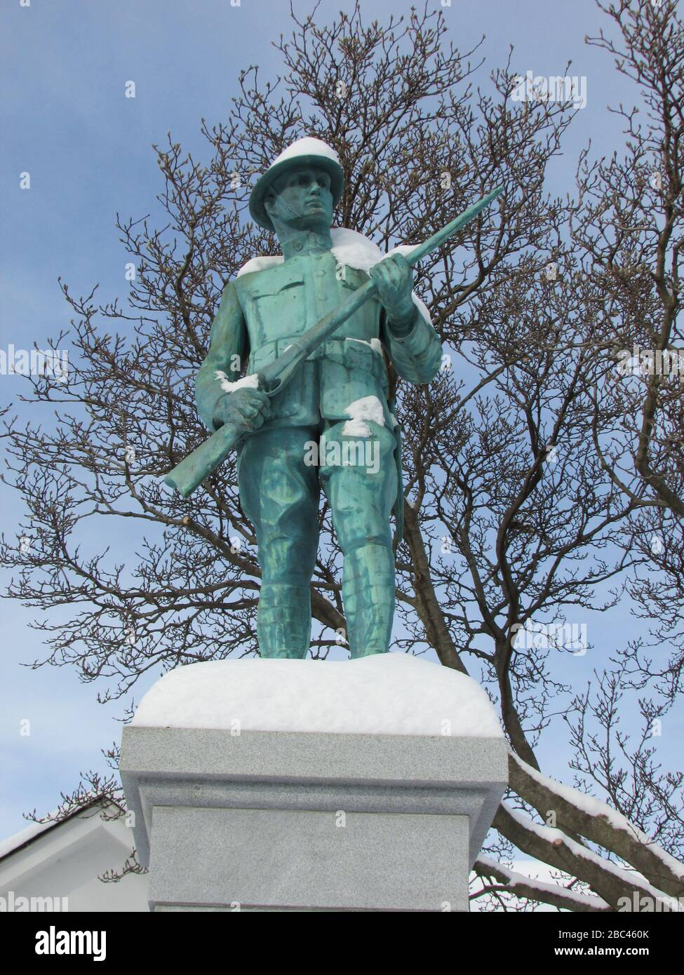 "World war I Doughboy"-Denkmal mit Schnee in Morton Grove, Illinois Stockfoto