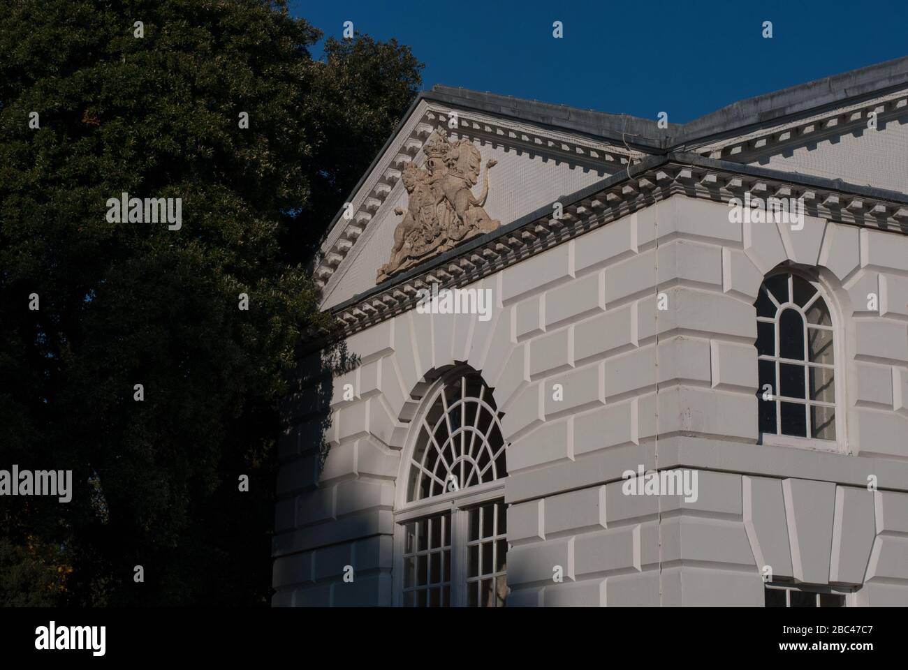 Traditionelle klassische Architektur The Orangery Cafe Restaurant Detail Royal Botanical Gardens Kew Gardens, Richmond, London, TW9 3AE Stockfoto