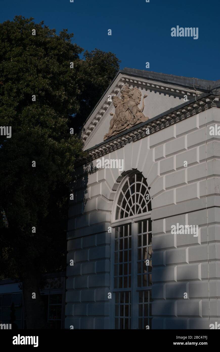 Traditionelle klassische Architektur The Orangery Cafe Restaurant Detail Royal Botanical Gardens Kew Gardens, Richmond, London, TW9 3AE Stockfoto