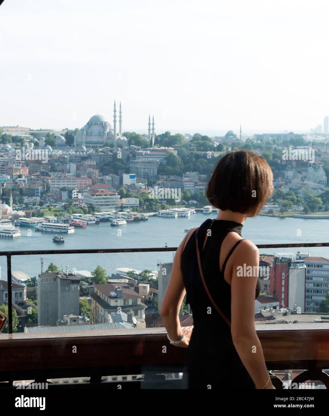Frau blickt vom Galata-Turm auf das Stadtbild von Istanbul Stockfoto