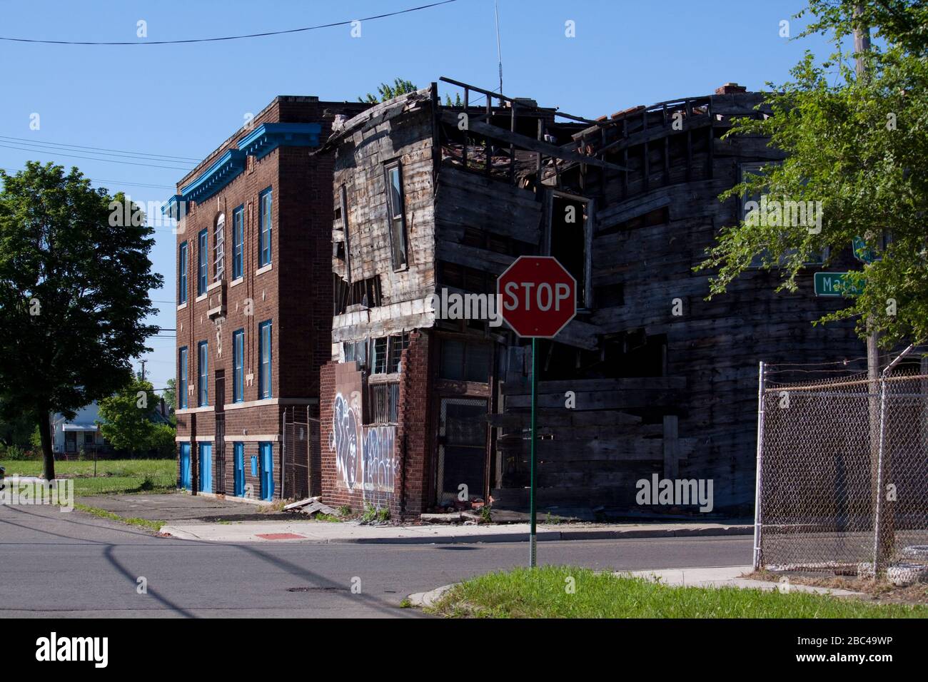 Einstürzendes Apartmentgebäude, East Side, Detroit, Michigan, USA, 2010, von Dembinsky Photo Assoc Stockfoto