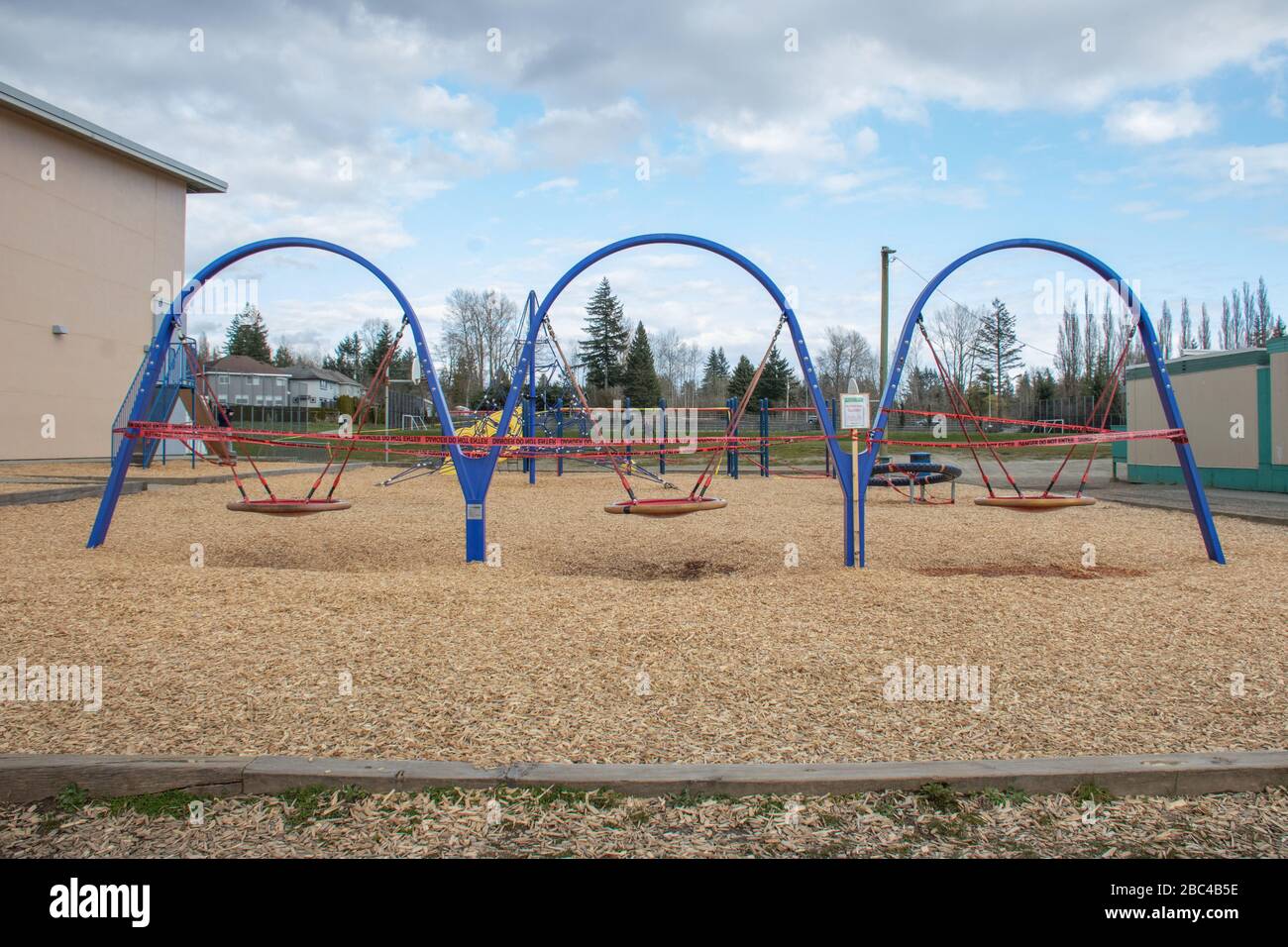 Der örtliche Spielplatz und der Park der Grundschule schlossen aufgrund der Bündnisgesetze 19 und neuer Gesetze zur sozialen Distanzierung ab Stockfoto