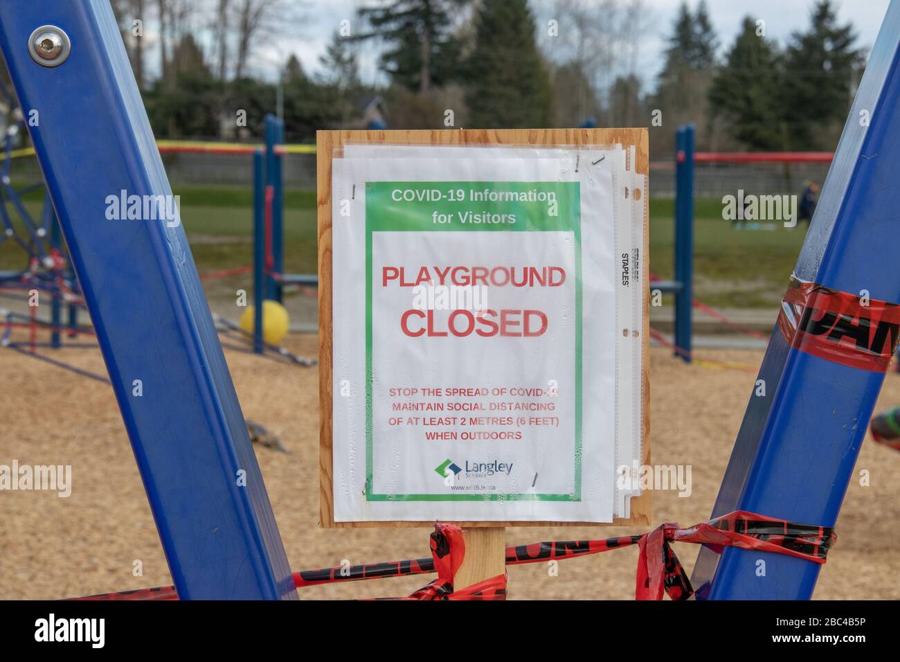 Der örtliche Spielplatz und der Park der Grundschule schlossen aufgrund der Bündnisgesetze 19 und neuer Gesetze zur sozialen Distanzierung ab Stockfoto