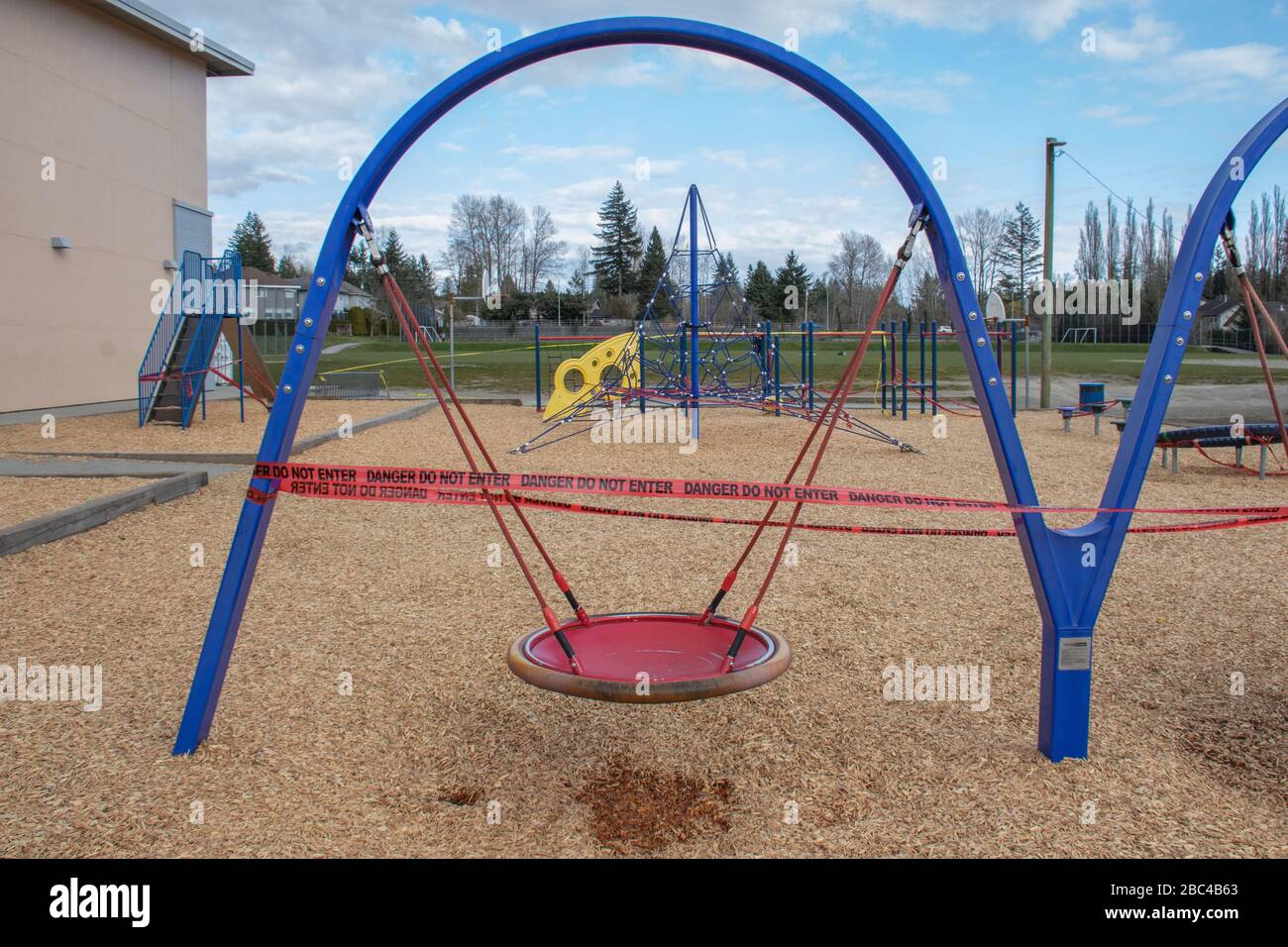 Der örtliche Spielplatz und der Park der Grundschule schlossen aufgrund der Bündnisgesetze 19 und neuer Gesetze zur sozialen Distanzierung ab Stockfoto