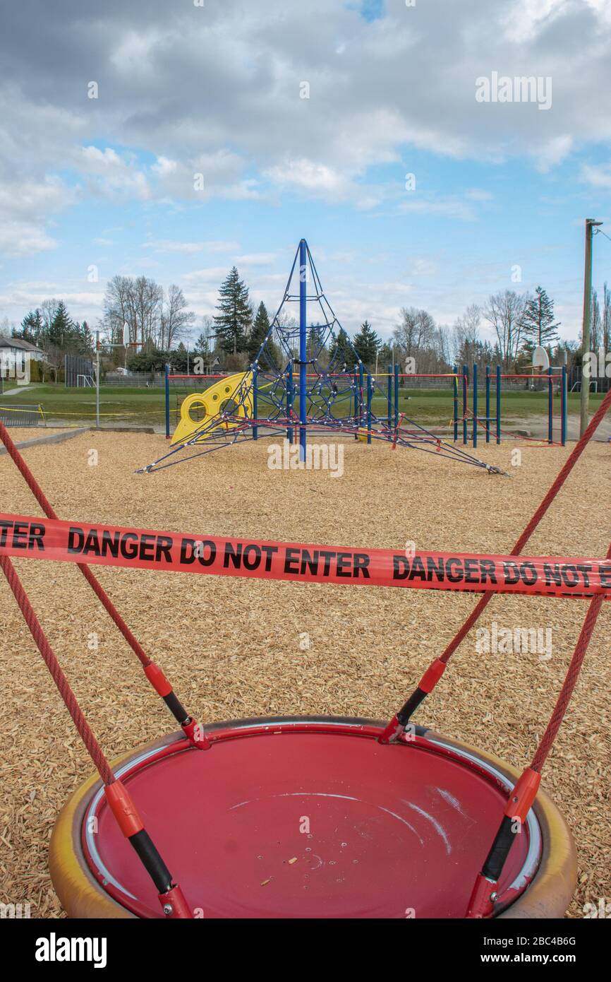 Der örtliche Spielplatz und der Park der Grundschule schlossen aufgrund der Bündnisgesetze 19 und neuer Gesetze zur sozialen Distanzierung ab Stockfoto