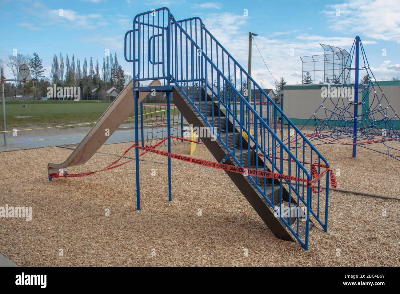 Der örtliche Spielplatz und der Park der Grundschule schlossen aufgrund der Bündnisgesetze 19 und neuer Gesetze zur sozialen Distanzierung ab Stockfoto