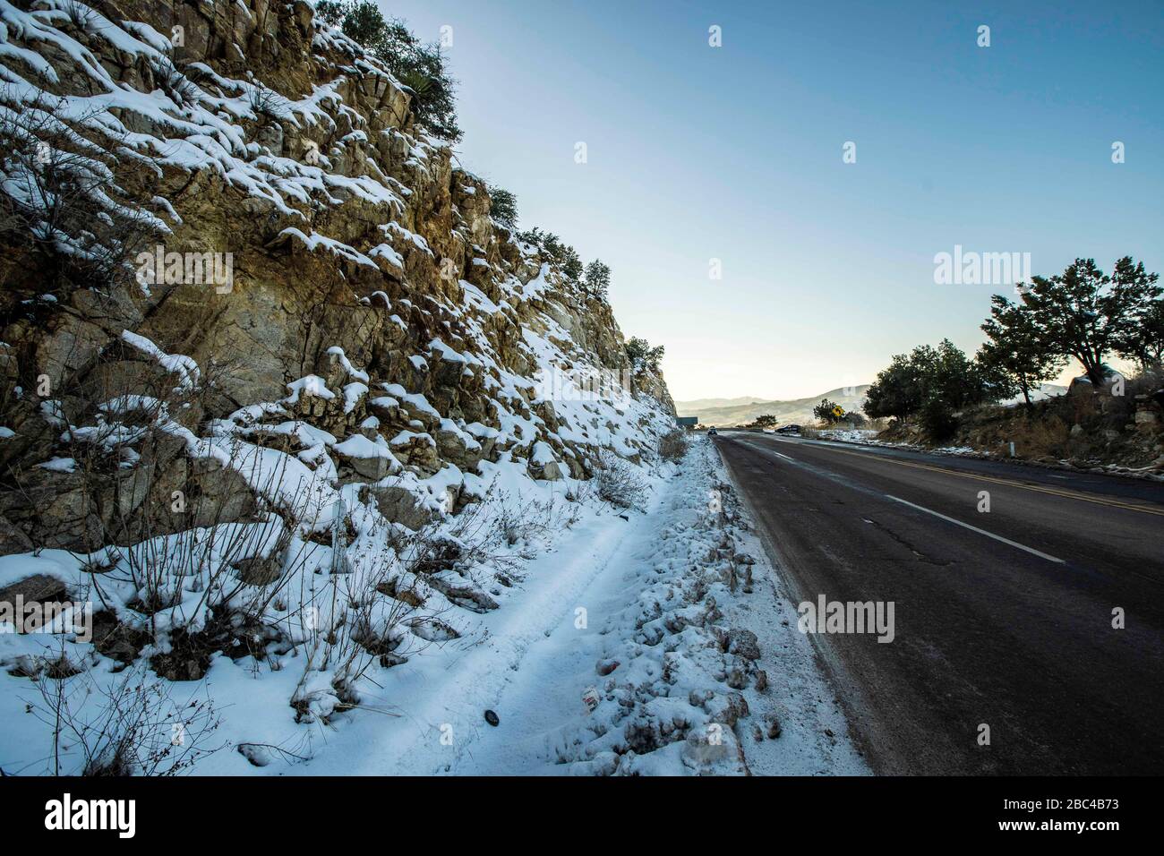 Autobahn oder Autobahn bei Sonnenuntergang an einem Tag mit klarem Himmel und blauem Himmel. Winter in Cananea, Sonora, Mexiko. Schnee auf den Bergen La Mariquita und Sierra Elenita. 2020. (Foto von: GerardoLopez / NortePhoto.com) Carretera o autopista al atardecer en un dia con cielo despejado y cielo azul. Invierno en Cananea, Sonora, Mexiko. Nieve en la siera la Mariquita y sierra Elenita . 2020. (Foto von: GerardoLopez/NortePhoto.com ) Stockfoto