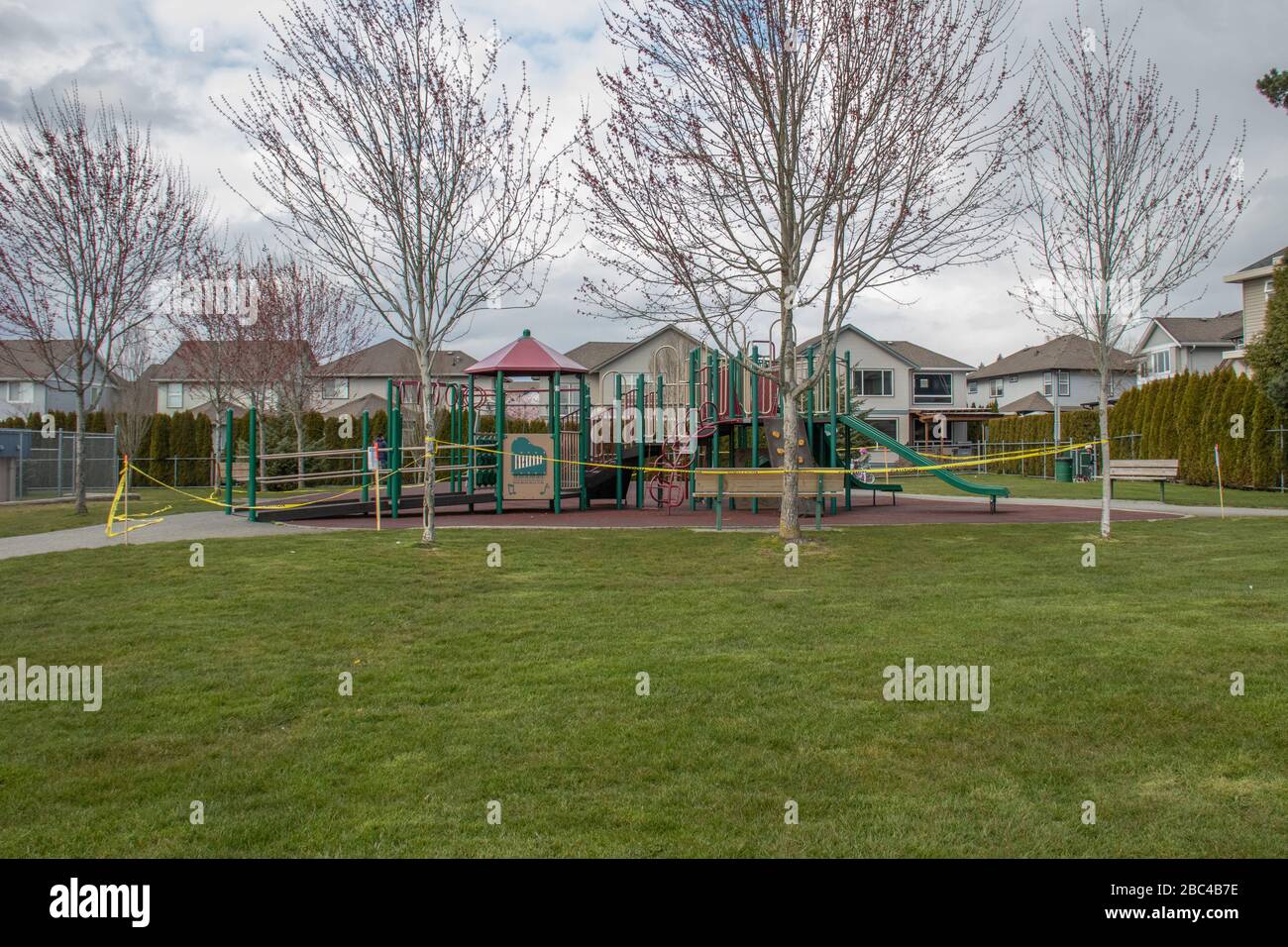 Der örtliche Spielplatz und der Park der Grundschule schlossen aufgrund der Bündnisgesetze 19 und neuer Gesetze zur sozialen Distanzierung ab Stockfoto