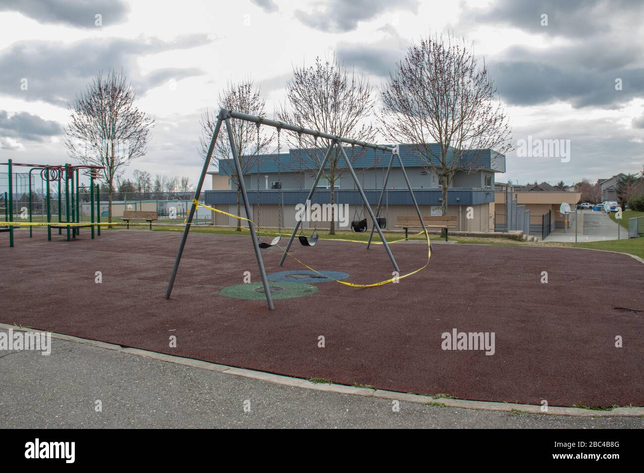 Der örtliche Spielplatz und der Park der Grundschule schlossen aufgrund der Bündnisgesetze 19 und neuer Gesetze zur sozialen Distanzierung ab Stockfoto