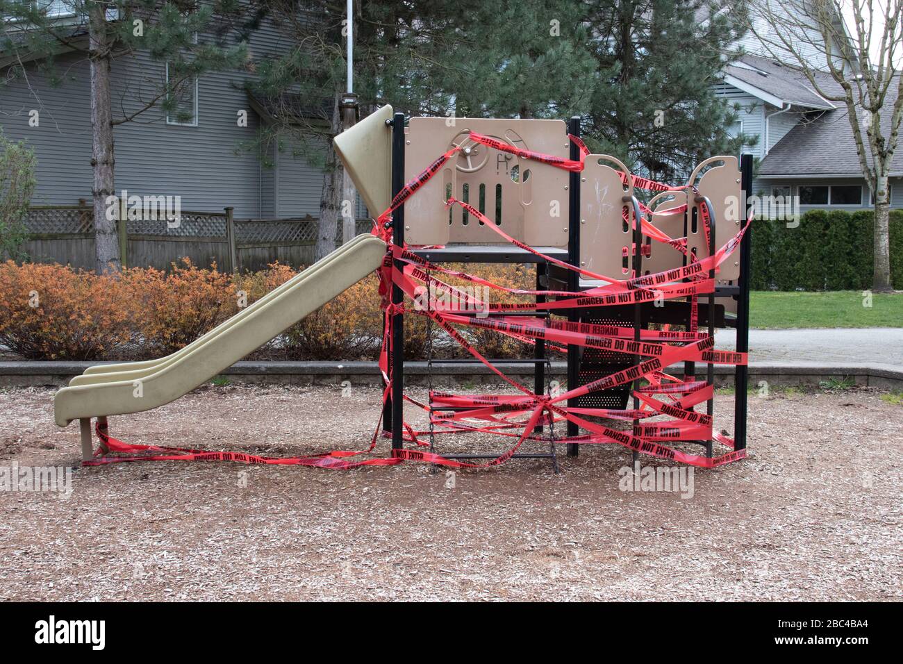 Der örtliche Spielplatz und der Park der Grundschule schlossen aufgrund der Bündnisgesetze 19 und neuer Gesetze zur sozialen Distanzierung ab Stockfoto