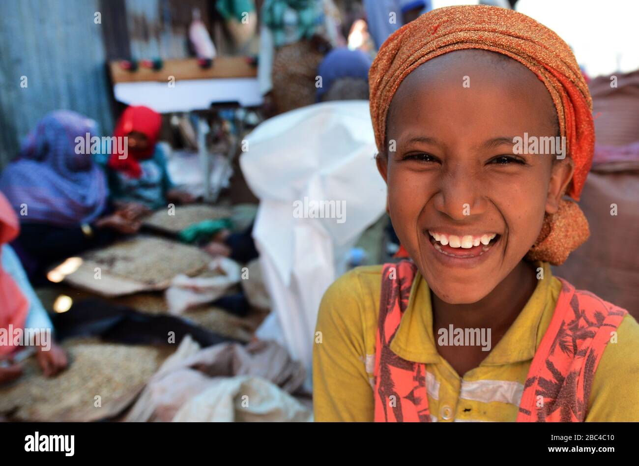 Ein lächelndes äthiopisches Mädchen in Addis Abeba, Äthiopien. Stockfoto