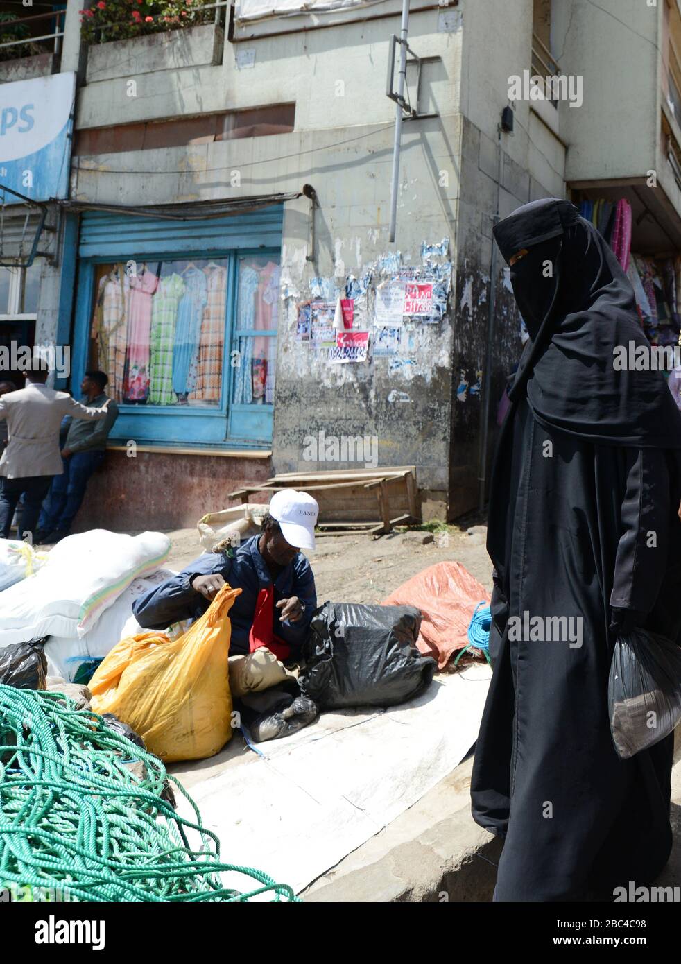 Eine verschleierte muslimische Äthiopierin auf dem Mercato Markt in Addis Abeba, Äthiopien. Stockfoto