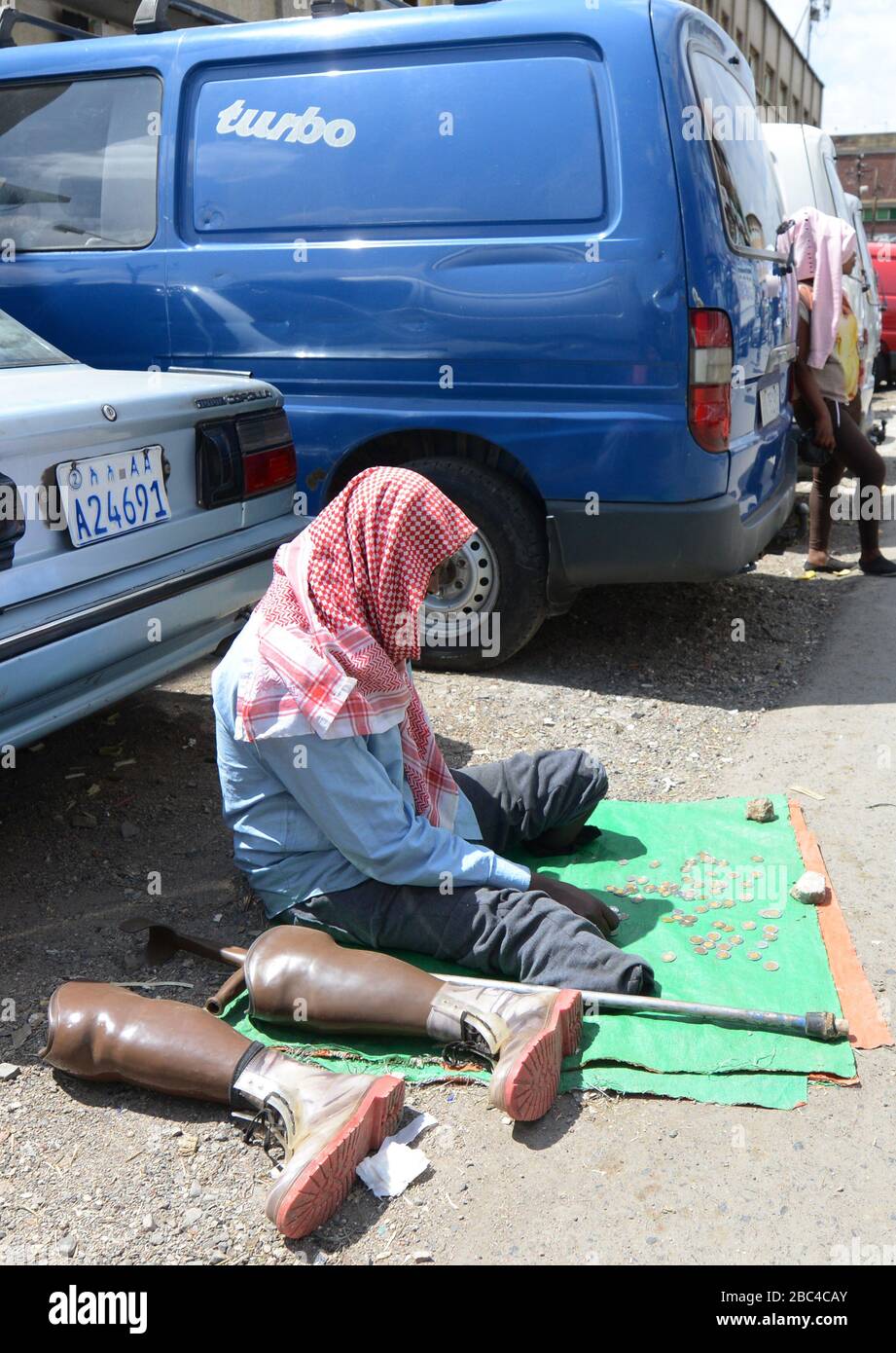 Ein behinderter Bettler auf dem Mercato Markt in Addis Abeba, Äthiopien. Stockfoto