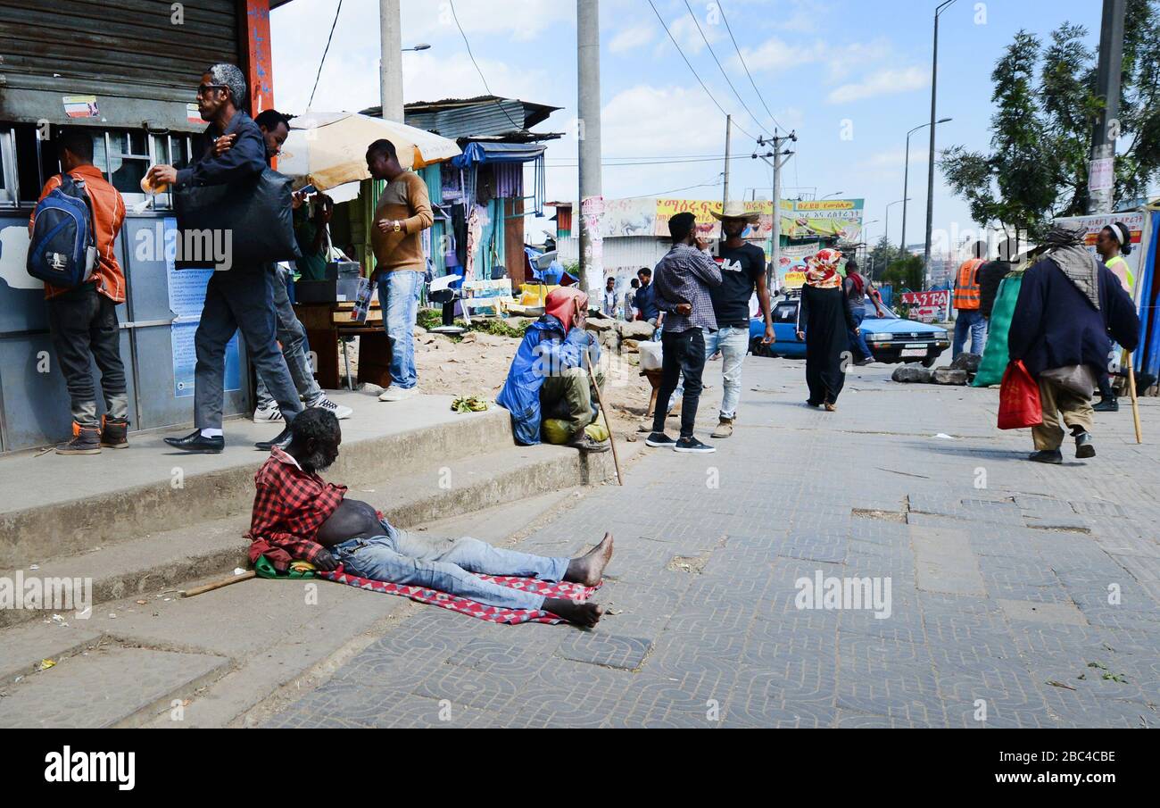 Ein obdachloser Äthiopier auf dem Mercato Markt in Addis Abeba. Stockfoto