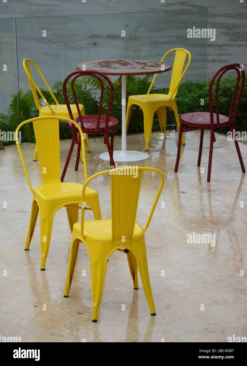 Stühle in einem tropischen Regenguss, Dominikanische Republik Stockfoto