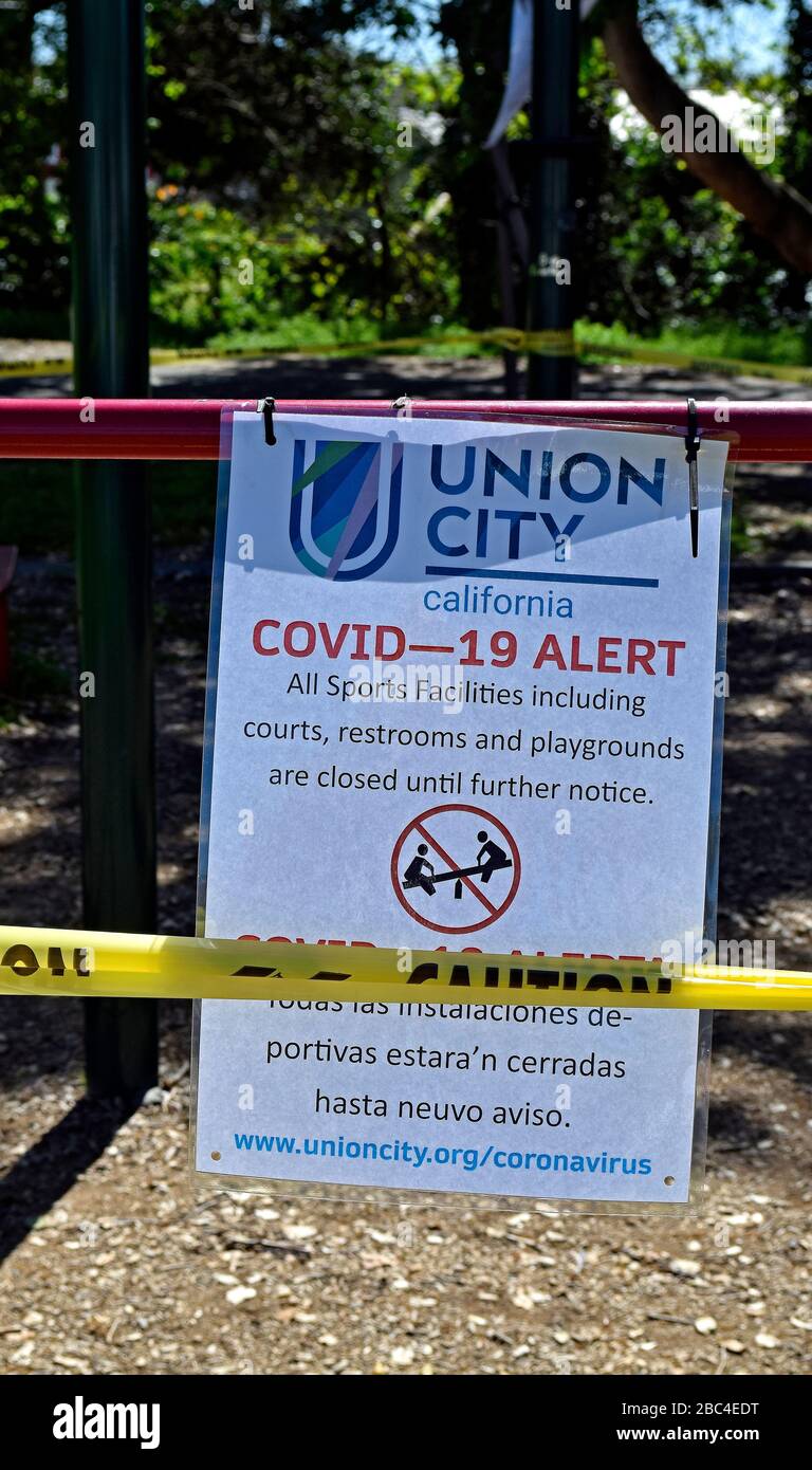 Der Trainingsbereich wurde aufgrund einer Kovid-19-Virus-Pandemie in Kalifornien im Cann Park in Union City mit gelbem Warnband geschlossen Stockfoto