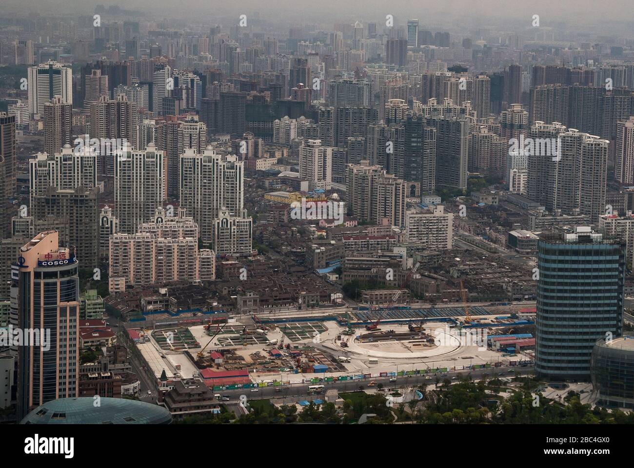 Shanghai, Pudong, Lujiazui, China - 4. Mai 2010: Große Fläche für den Bau eines weiteren Wolkenkratzers vorbereitet. In einem Meer bestehenden Hochhaus Stockfoto