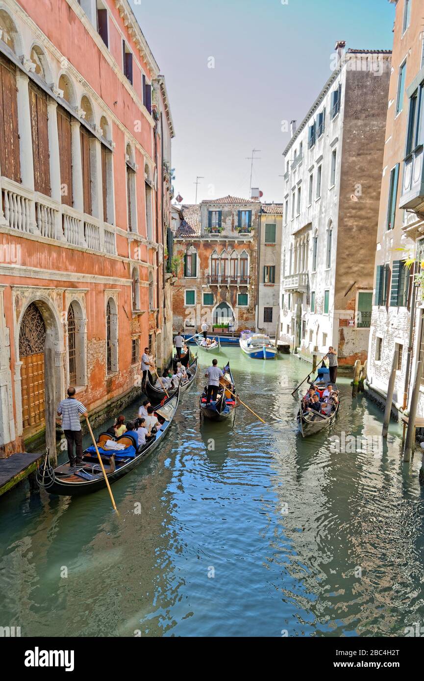 Gondoliere auf einem kleinen Kanal in Venedig Stockfoto