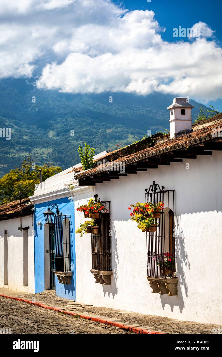 Typische Dachziegelhäuser im kolonialen Antigua, Guatemala. Stockfoto