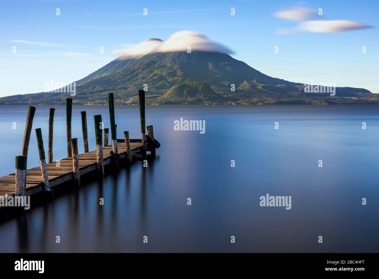 Dock und der Vulkan Atitlan, der Atitlan-See, Guatemala. Stockfoto