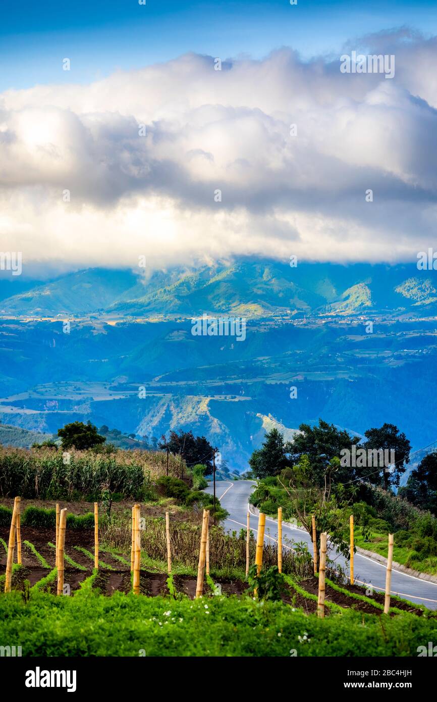 Autobahn im Hochland von Guatemala in der Nähe des Atitlan-Sees. Stockfoto