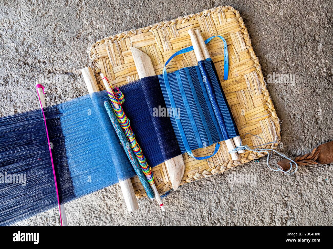 Werkzeuge des Handels der Weber von San Juan am Atitlan-See, Guatemala. Stockfoto