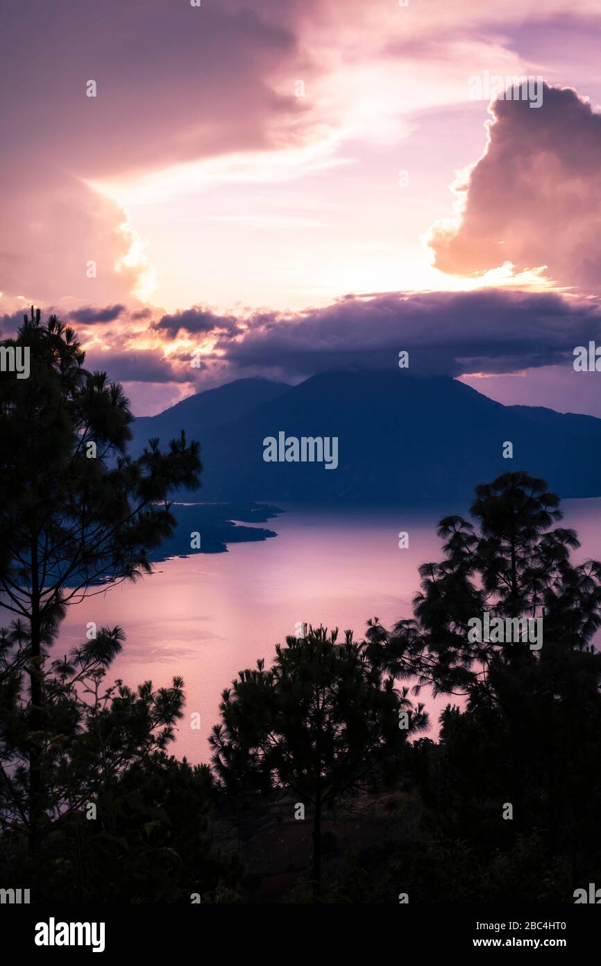 Sonnenuntergang über dem Atitlan-See, Guatemala. Stockfoto