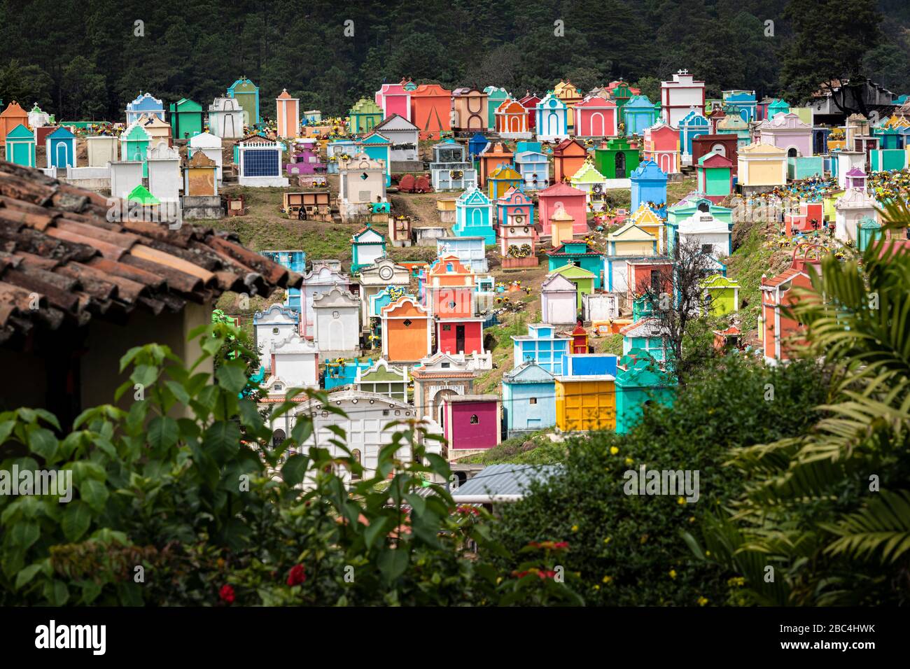 Mausoleen füllen den einzigartigen Friedhof von Chichicastenango, Guatemala. Stockfoto