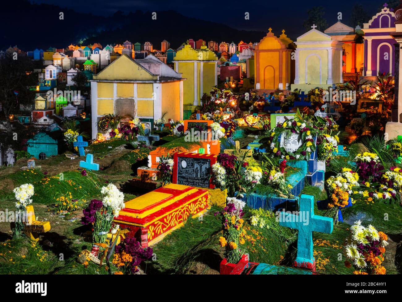 Mausoleen füllen den einzigartigen Friedhof von Chichicastenango, Guatemala während der Tag der Toten Feierlichkeiten. Stockfoto