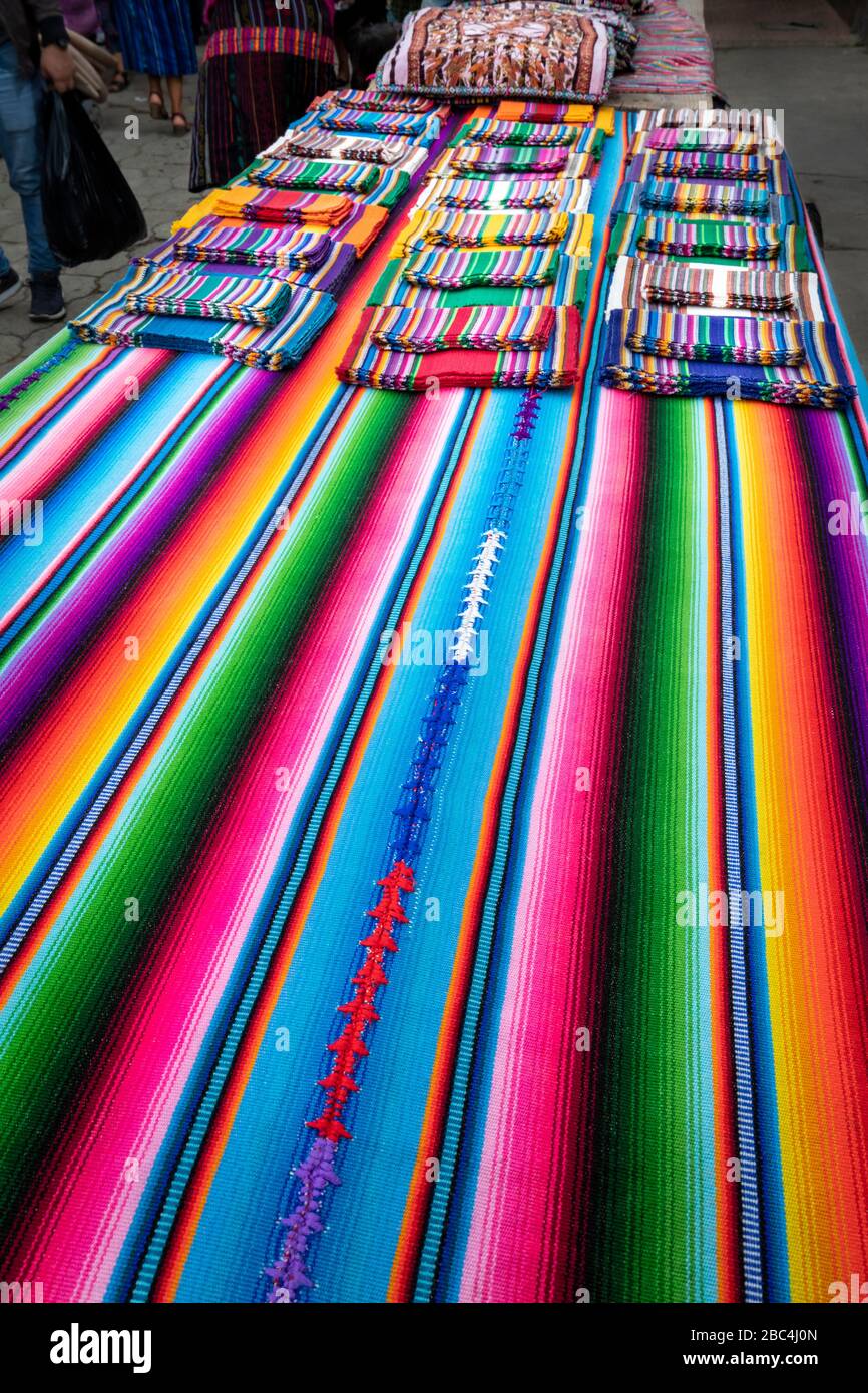 Bunte Textilien für den Verkauf auf dem Markt von Chichicastenango, Guatemala. Stockfoto