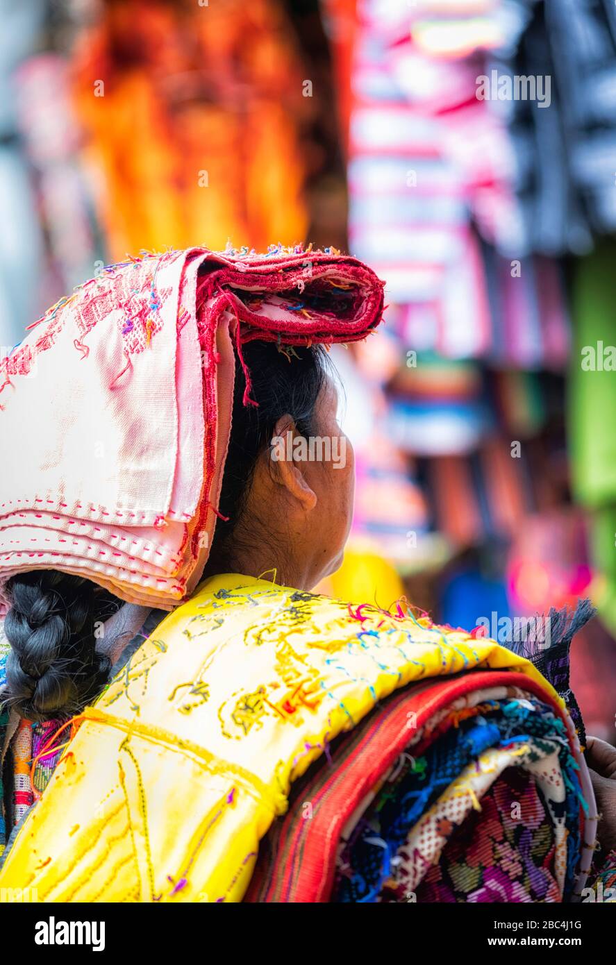 Textilhändler auf dem Markt von Chichicastenango, Guatemala. Stockfoto