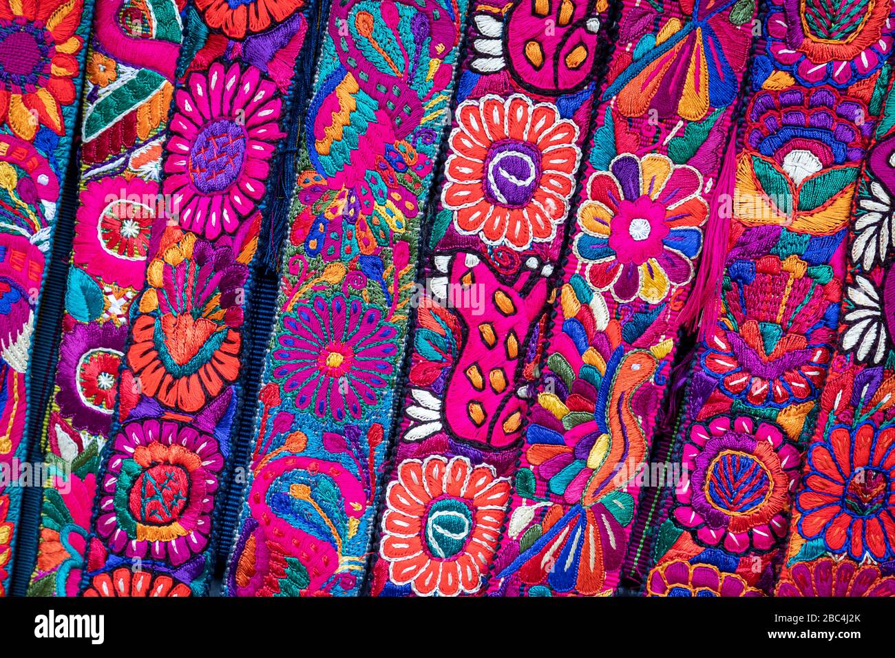 Farbige Textilien in auffälliger Farbe für den Verkauf auf dem Markt von Chichicastenango, Guatemala. Stockfoto
