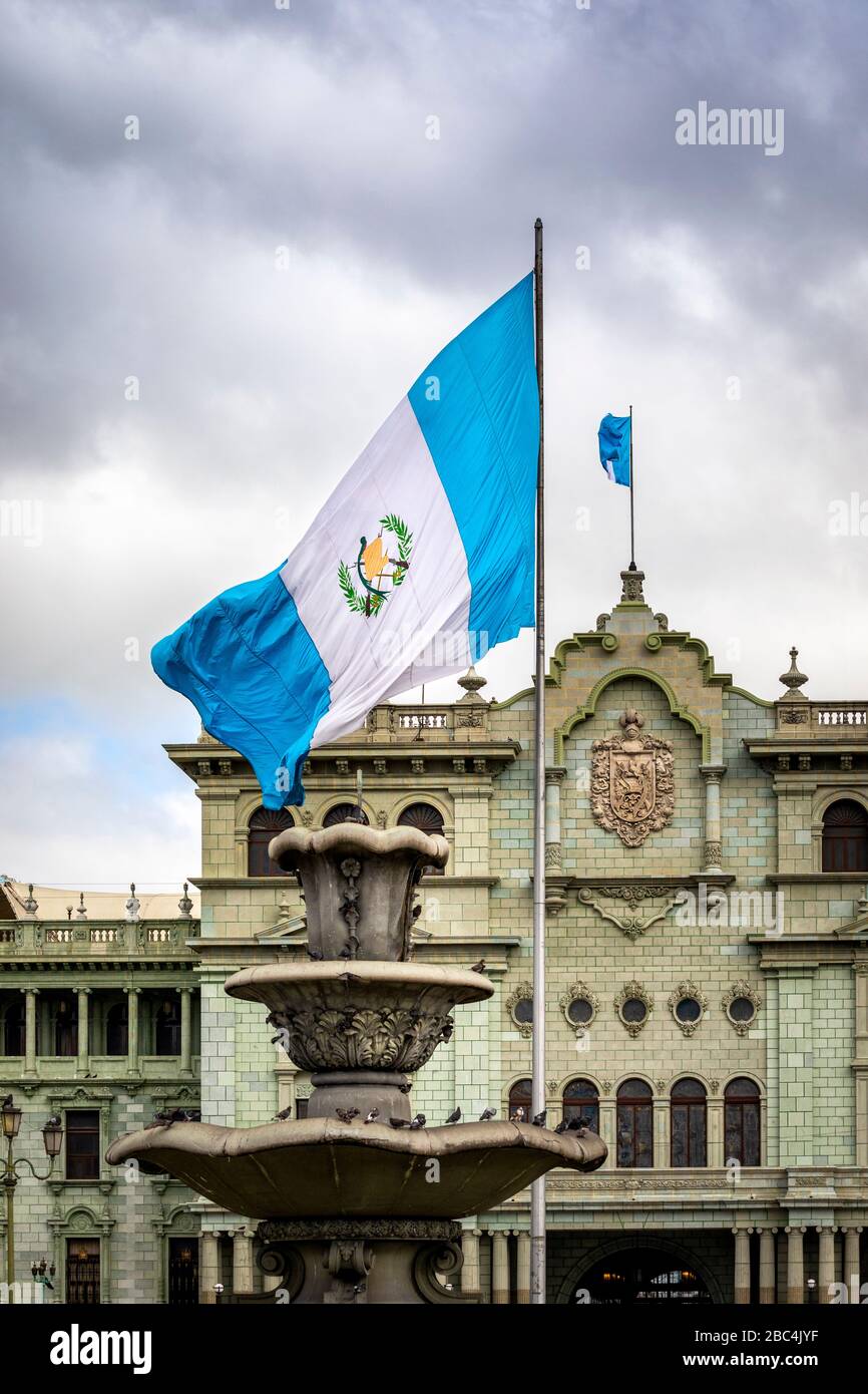Regierungspalast und Flagge Guatemalas in der historischen Innenstadt von Guatemala-Stadt. Stockfoto