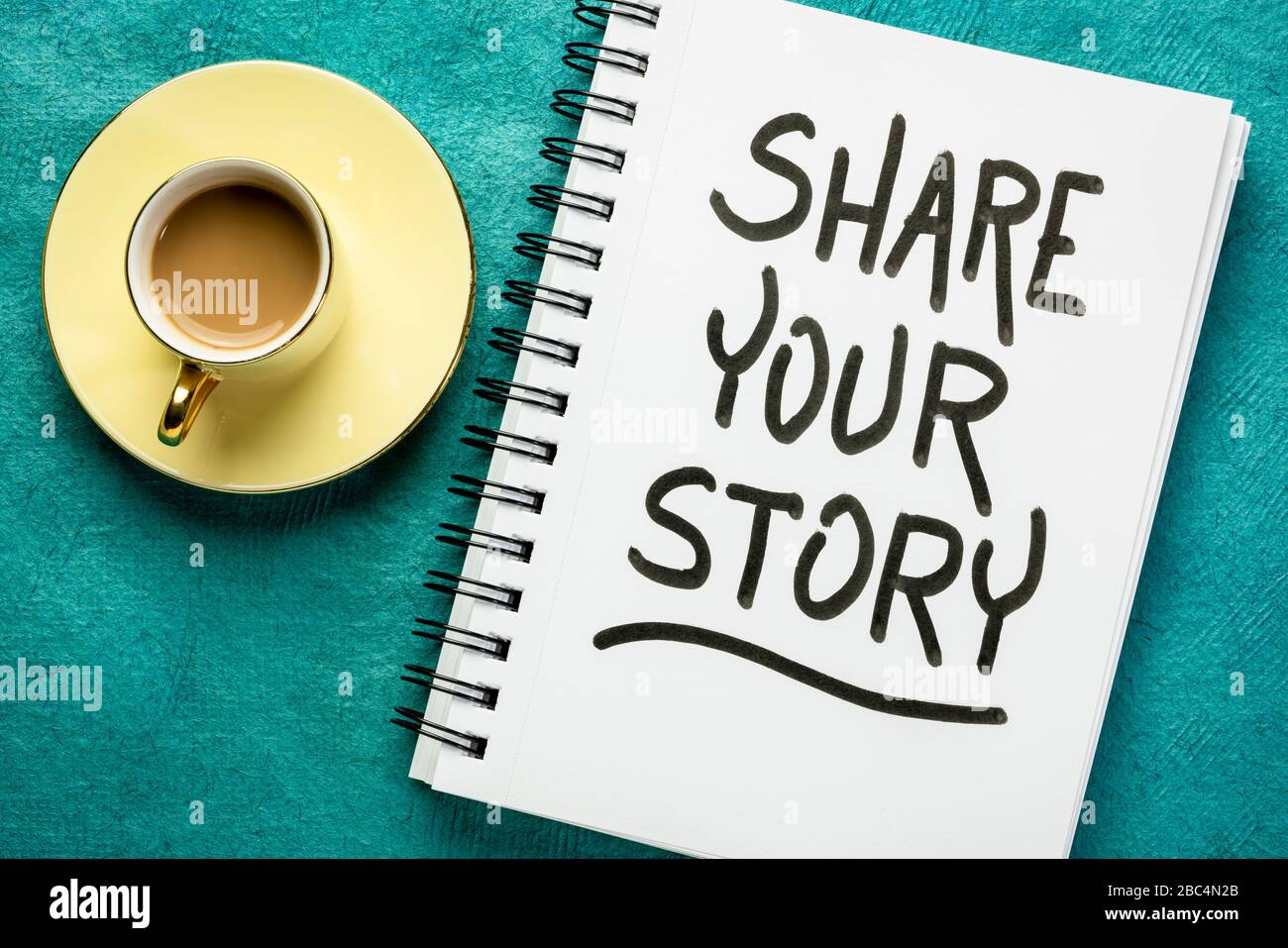 Erzählen Sie Ihre Geschichte - motivierende Handschrift in einem Spiralnotizbuch mit einer Tasse Kaffee, Erfahrungsaustausch und Klugheitskonzept Stockfoto