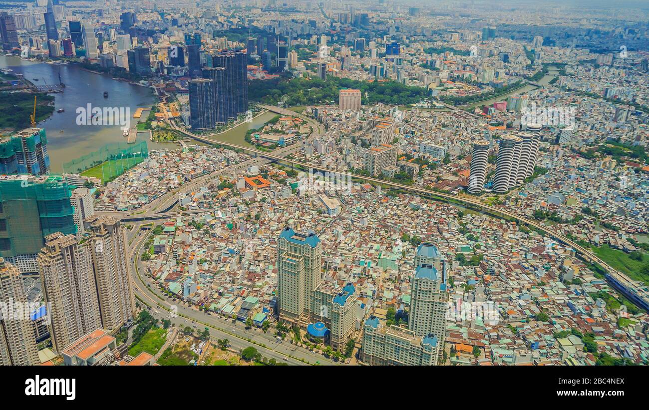 HO-CHI-MINH-STADT/VIETNAM - 11. JUNI 2019: Blick auf das Stadtbild von Landmark 81 Skydeck des Distrikts 2 am Morgen. Stockfoto