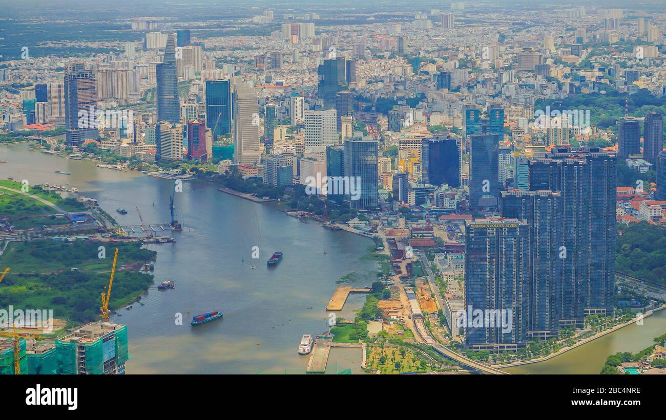 HO-CHI-MINH-STADT/VIETNAM - 11. JUNI 2019: Blick auf das Stadtbild von Landmark 81 Skydeck des Distrikts 2 am Morgen. Stockfoto