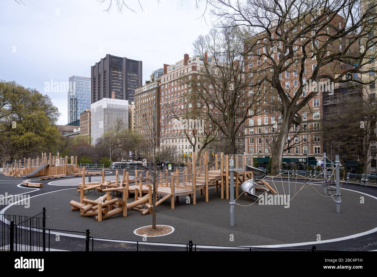 New York, USA, 2. April 2020. Ein leerer Spielplatz in der Fünften Allee der Stadt New York, nachdem Gouverneur Andrew M. Cuomo angekündigt hatte, dass New York City Playgroun sei Stockfoto