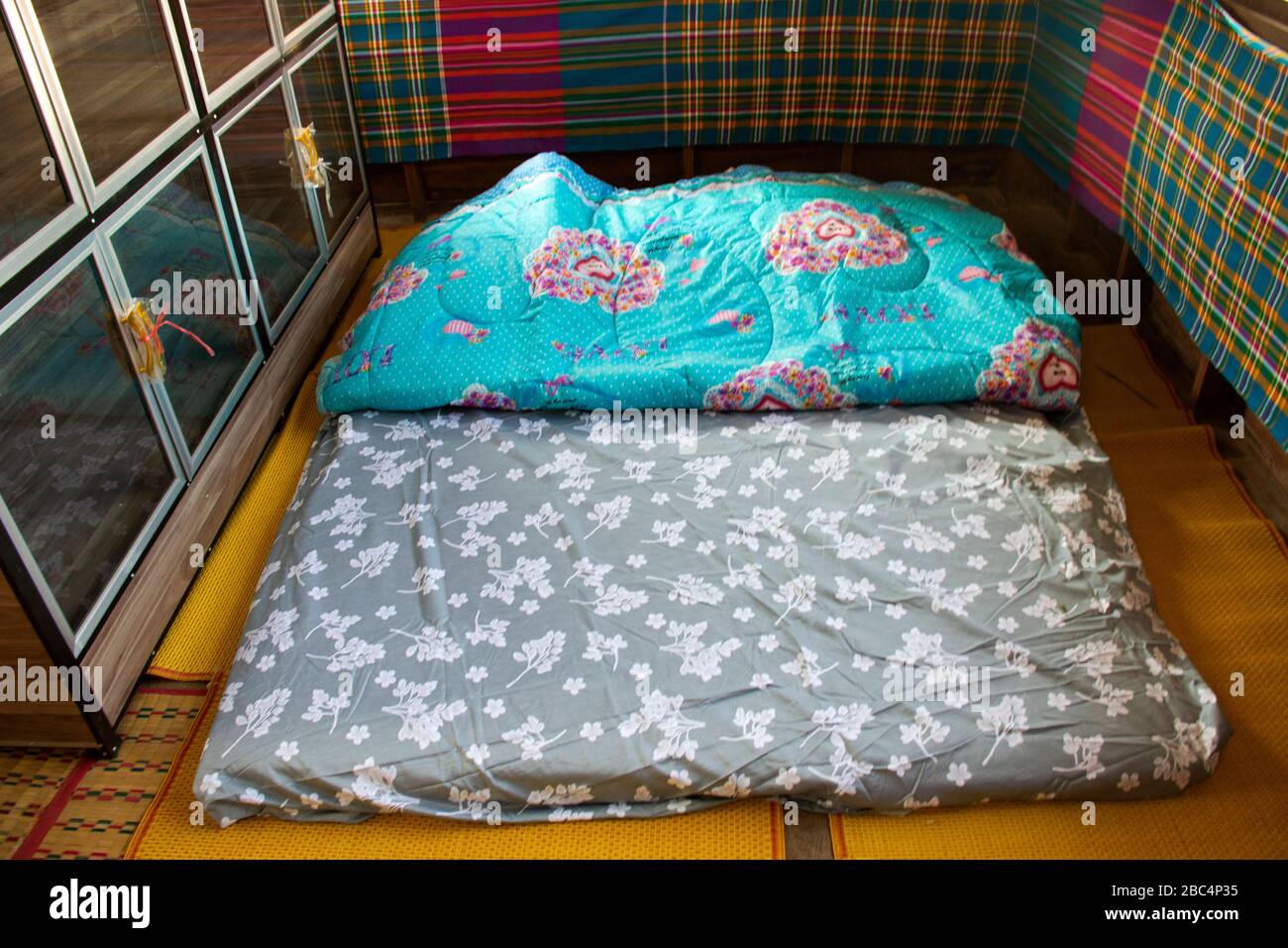 Bett im Vintage- und retro-thai-Stil im Schlafzimmer der verheirateten  traditionellen für Bräutigam und Brauttruhe zu Hause in Yasothon, Thailand  Stockfotografie - Alamy